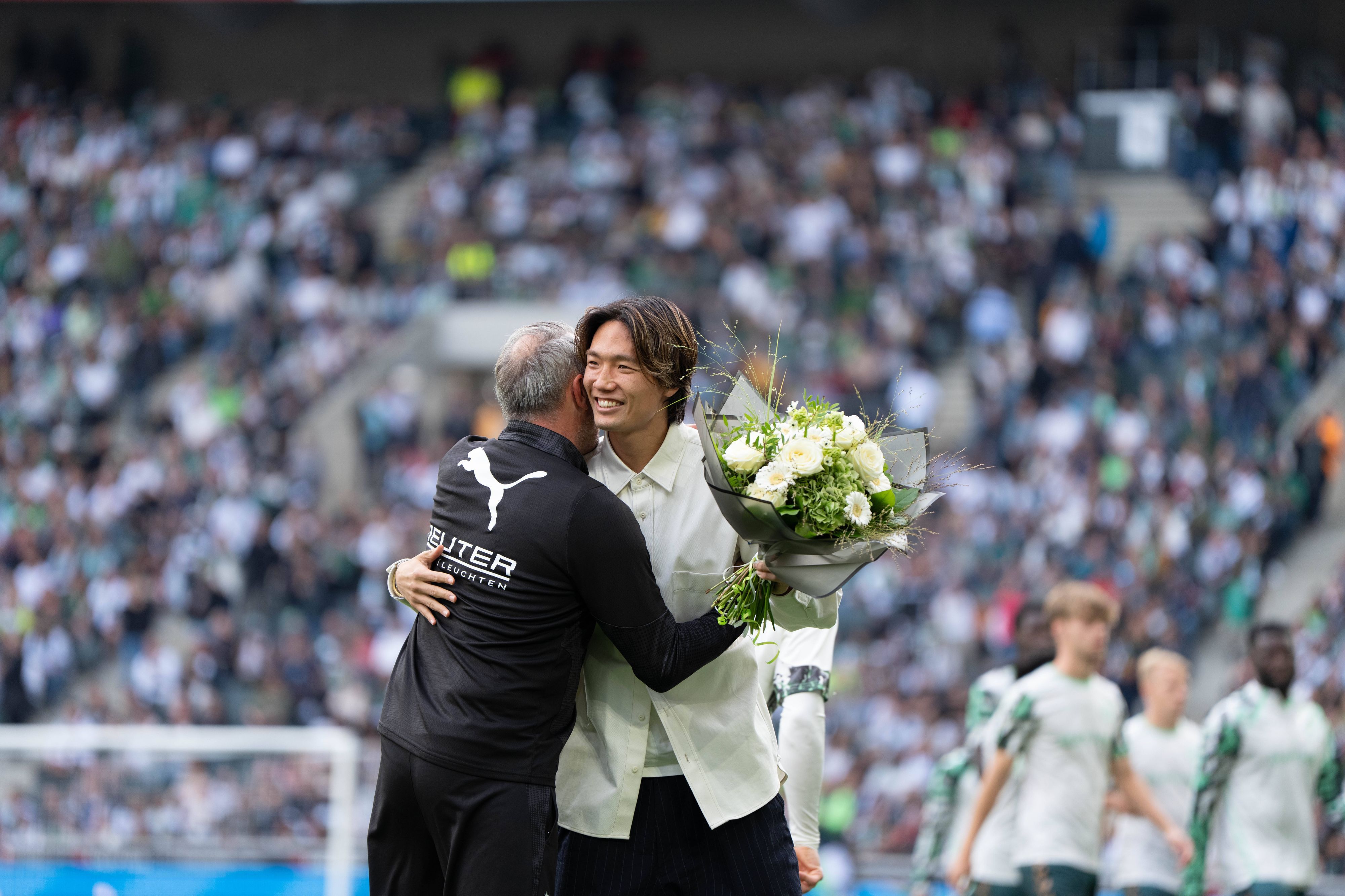 Ko Itakura mit Blumen bei seinem Gladbach-Abschied.