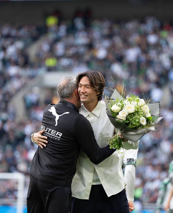 Ko Itakura mit Blumen bei seinem Gladbach-Abschied.