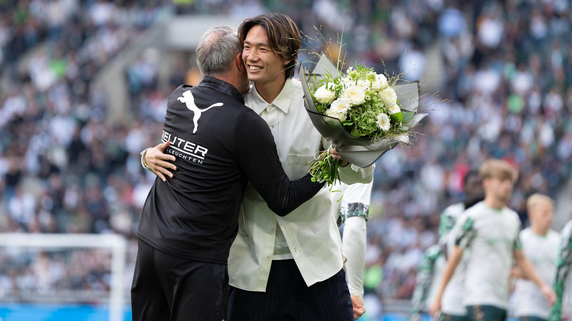 Ko Itakura mit Blumen bei seinem Gladbach-Abschied.