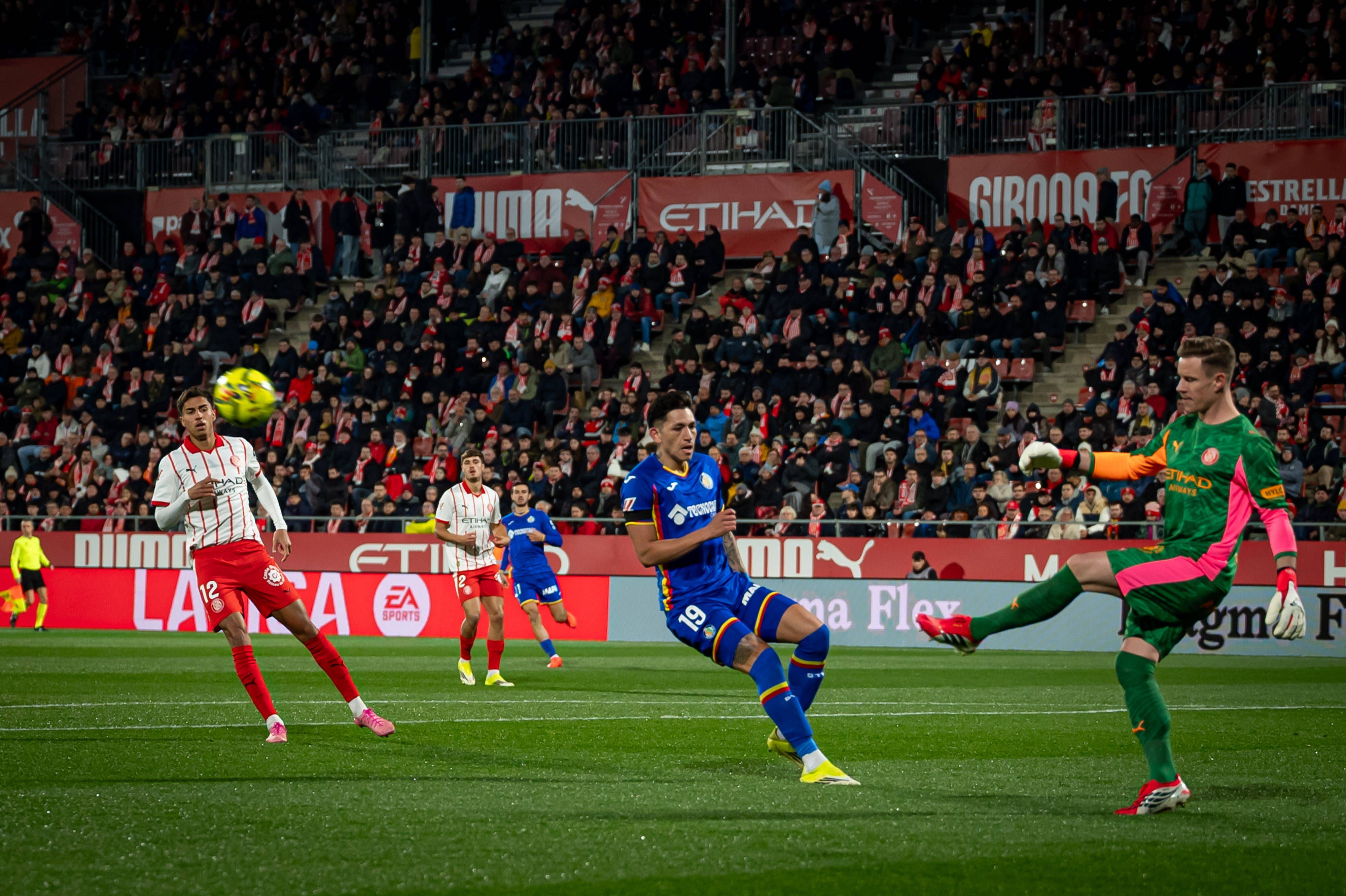Torhüter Marc-Andre ter Stegen schießt bei seinem Debüt für Girona einen Ball weg.