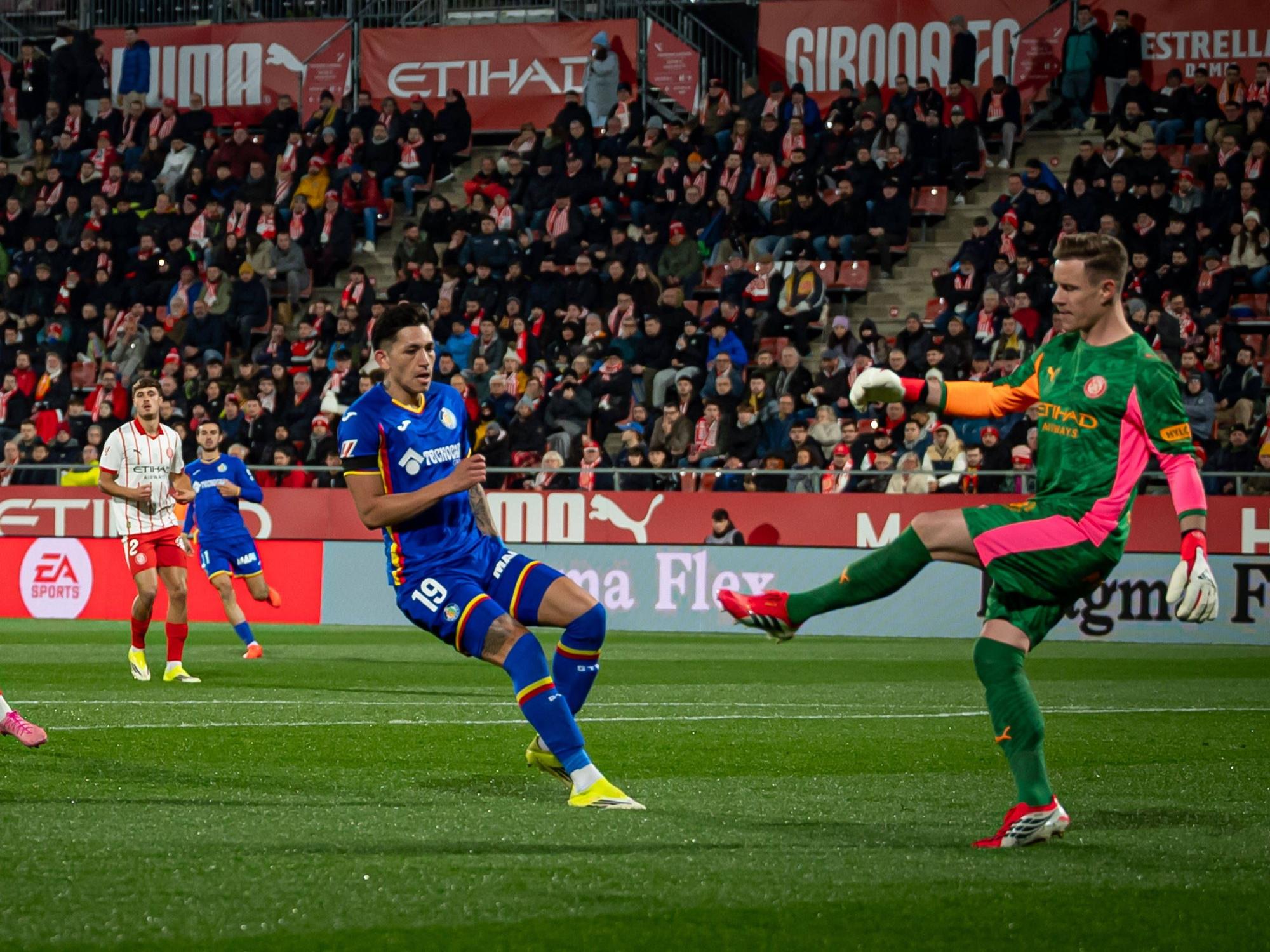 Torhüter Marc-Andre ter Stegen schießt bei seinem Debüt für Girona einen Ball weg.