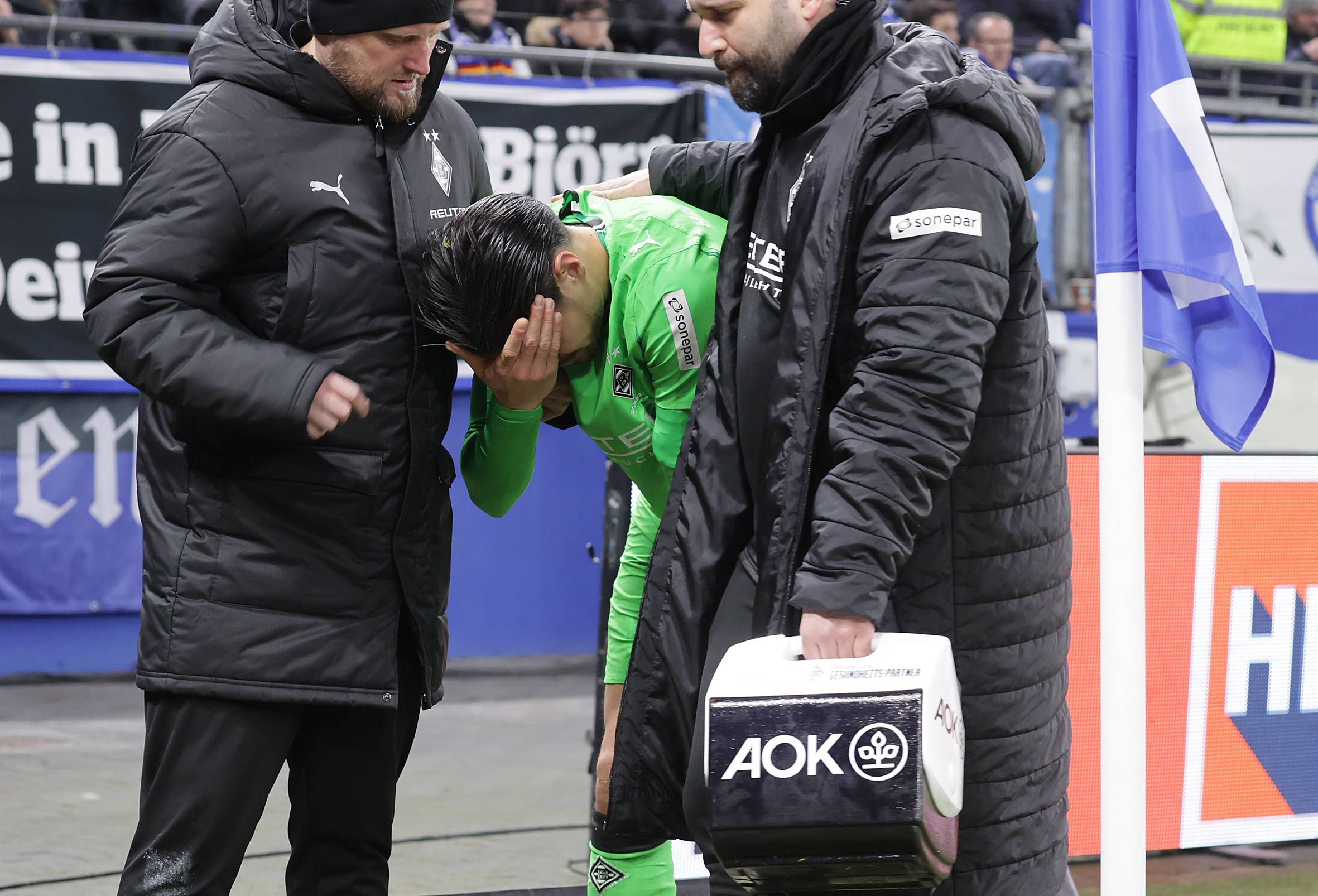 Kevin Diks hält sich nach einem Zusammenprall den Kopf.