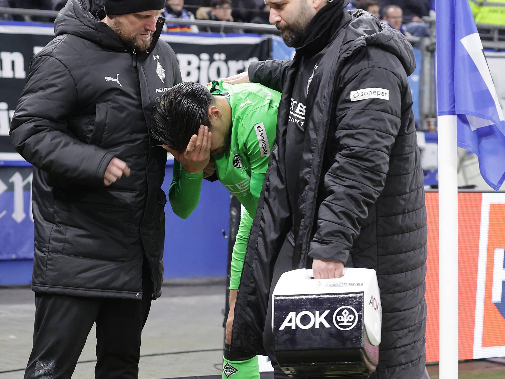 Kevin Diks hält sich nach einem Zusammenprall den Kopf.