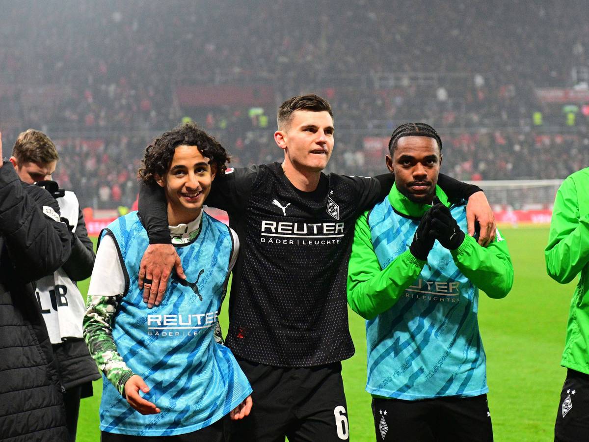 Nach dem Spiel von Borussia Mönchengladbach hat Yannik Engelhardt seine Arme um Charles Herrmann (r.) und Wael Mohya gelegt.