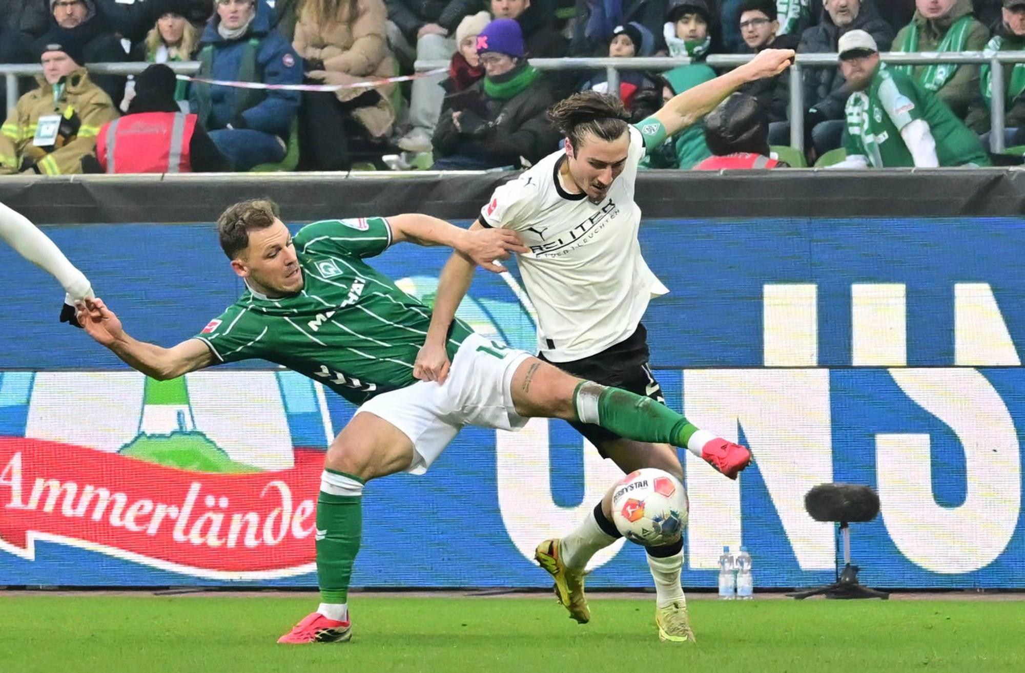 Rocco Reitz im Zweikampf mit Senne Lynen.