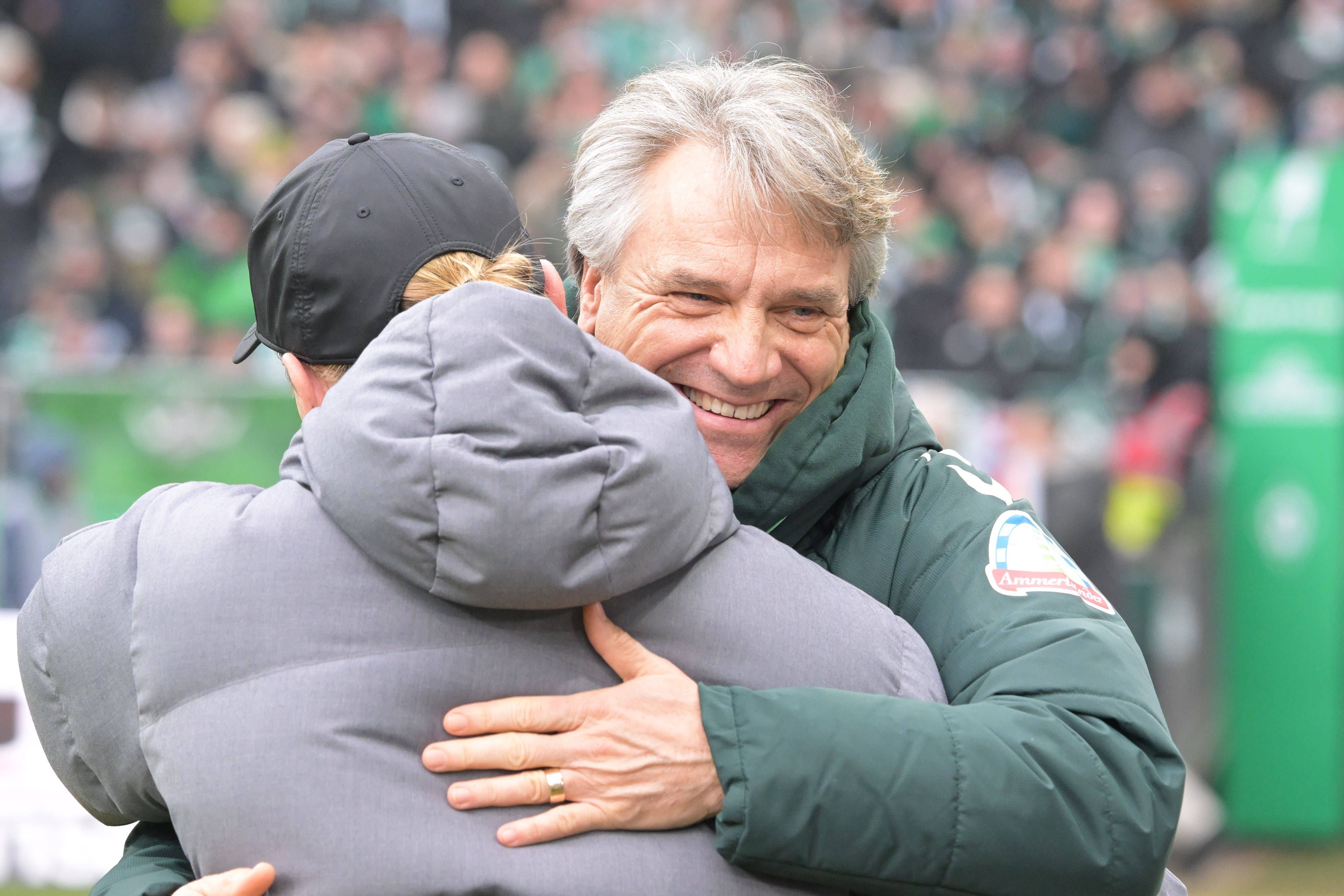Horst Steffen und Eugen Polanski umarmen sich.