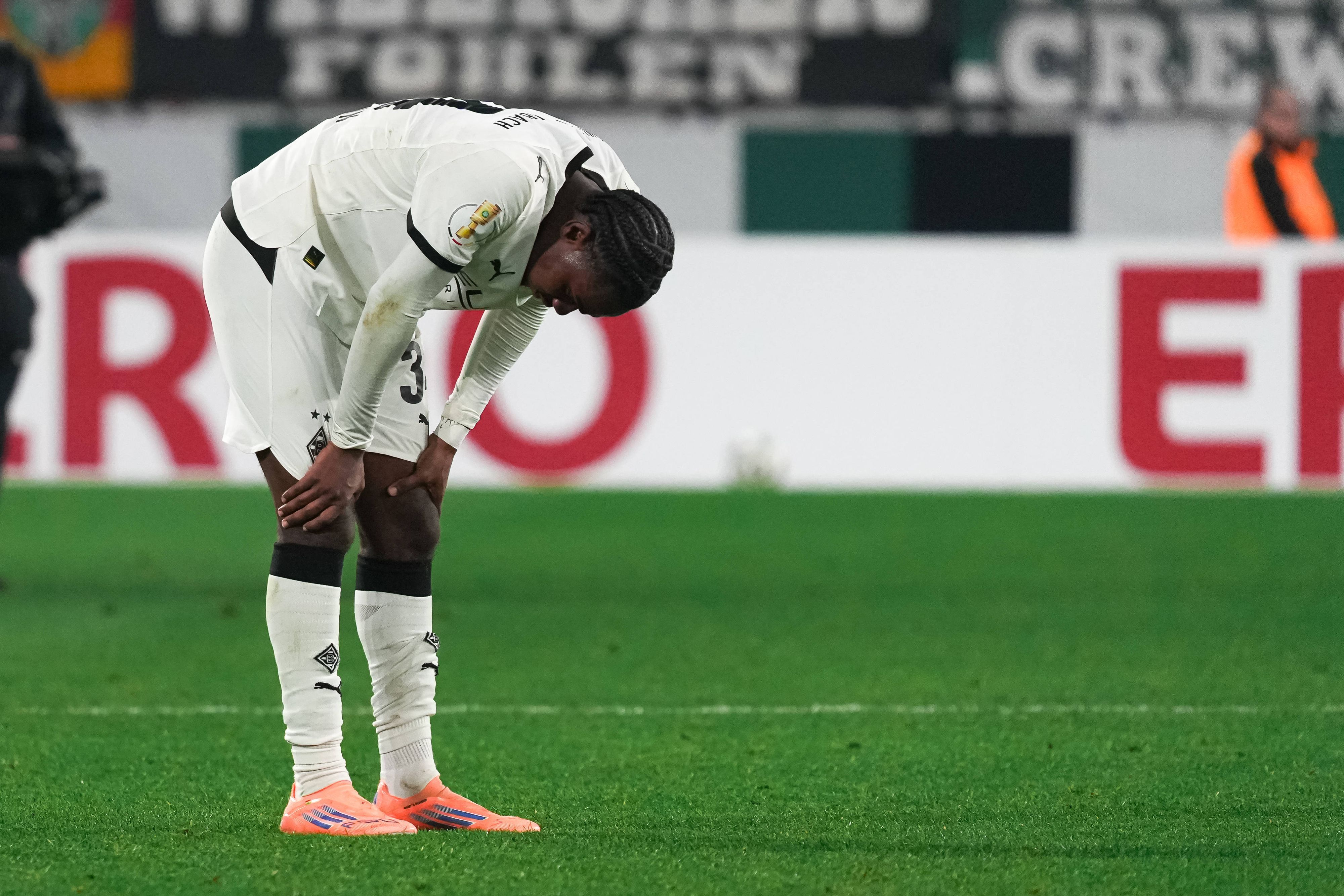 Charles Herrmann schaut im Trikot von Borussia Mönchengladbach frustriert auf den Rasen.