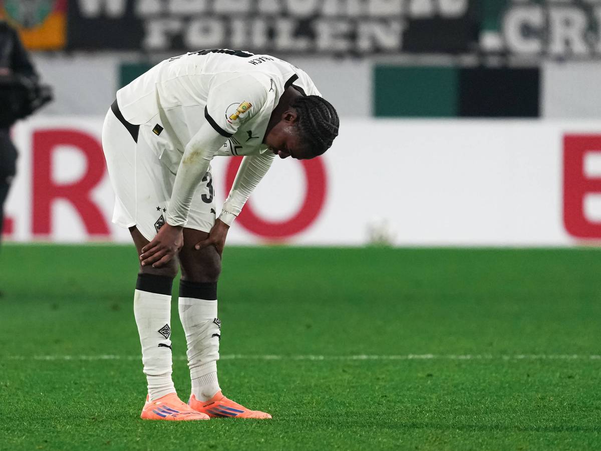 Charles Herrmann schaut im Trikot von Borussia Mönchengladbach frustriert auf den Rasen.