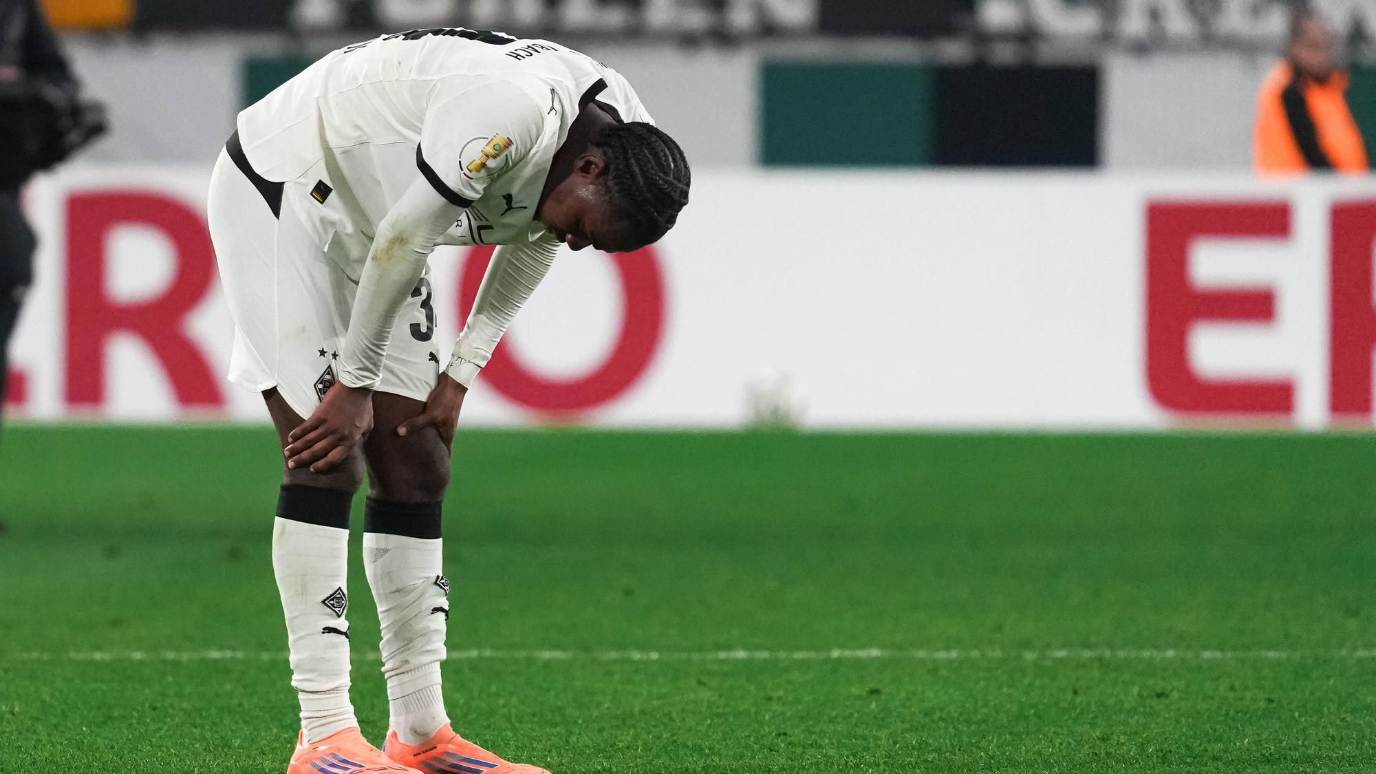Charles Herrmann schaut im Trikot von Borussia Mönchengladbach frustriert auf den Rasen.