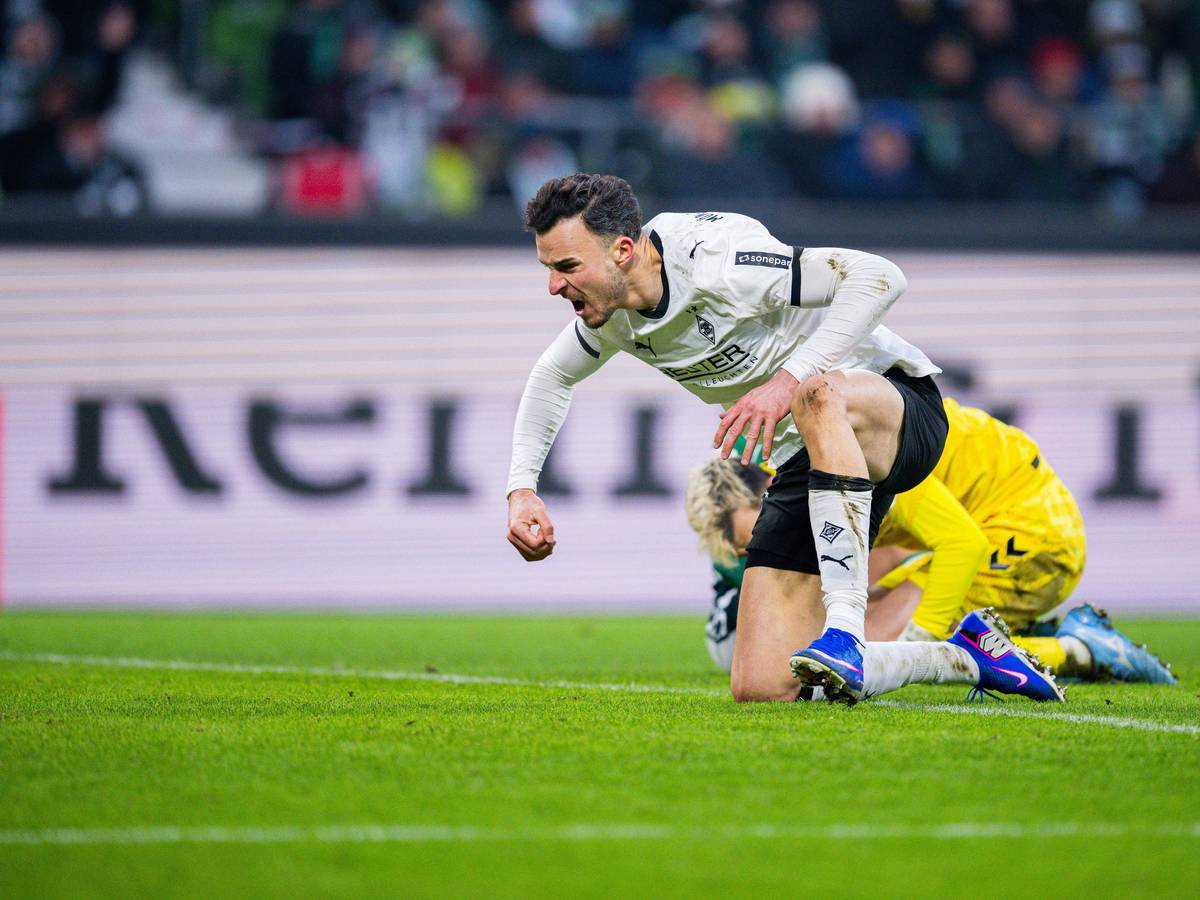 Haris Tabakovic kniet mit schmerzverzerrtem Gesicht auf dem Rasen.