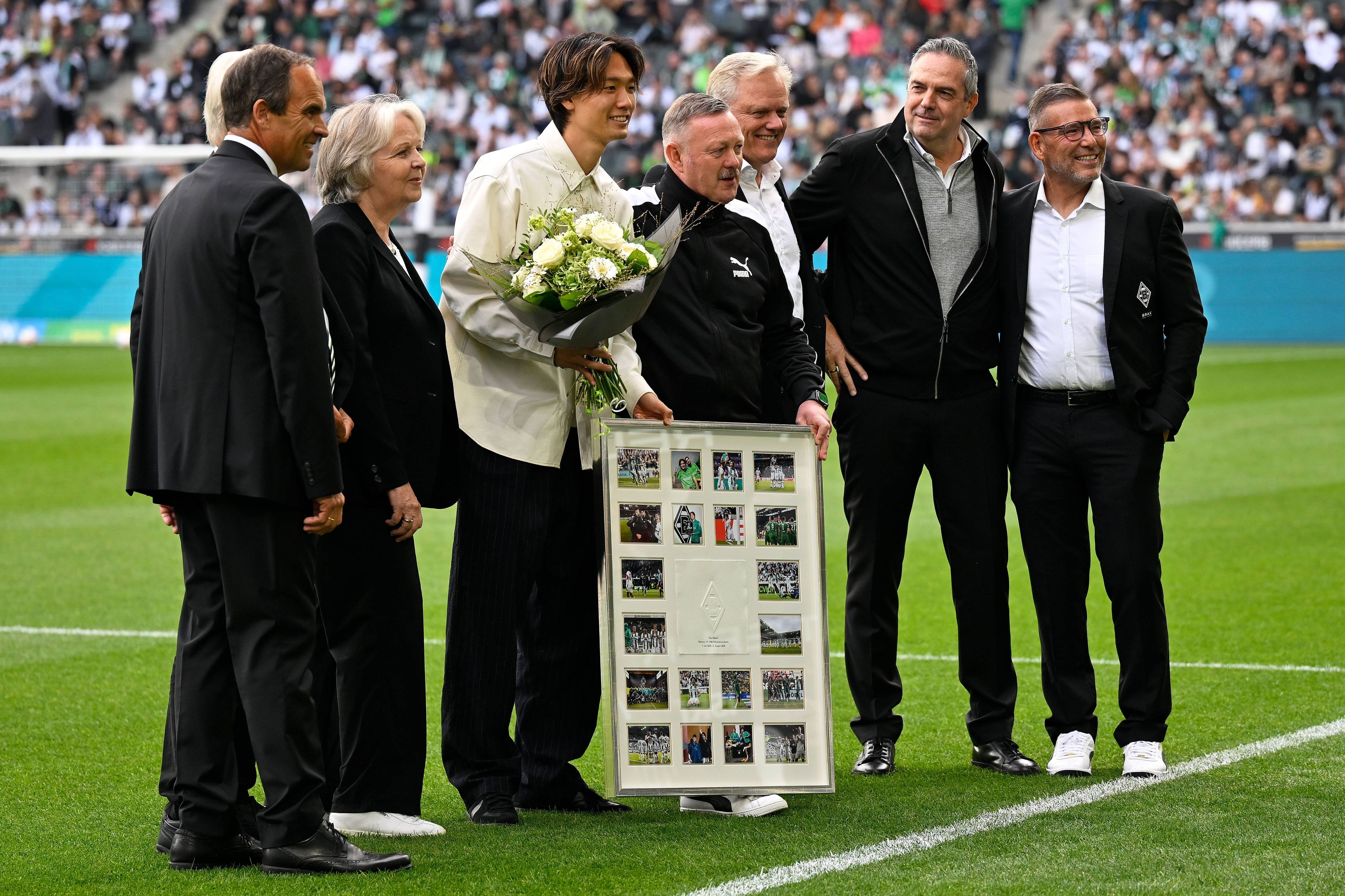 Ko Itakura und Offizielle bei der Gladbach-Verabschiedung.
