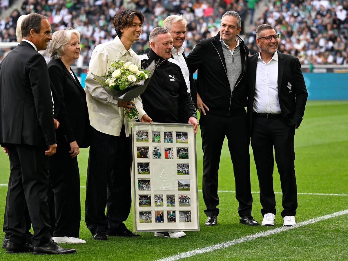 Ko Itakura und Offizielle bei der Gladbach-Verabschiedung.