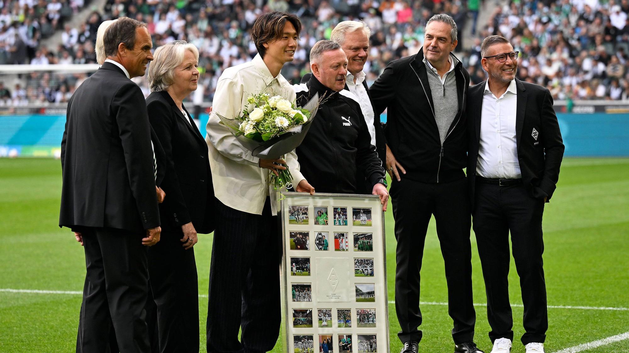 Ko Itakura und Offizielle bei der Gladbach-Verabschiedung.