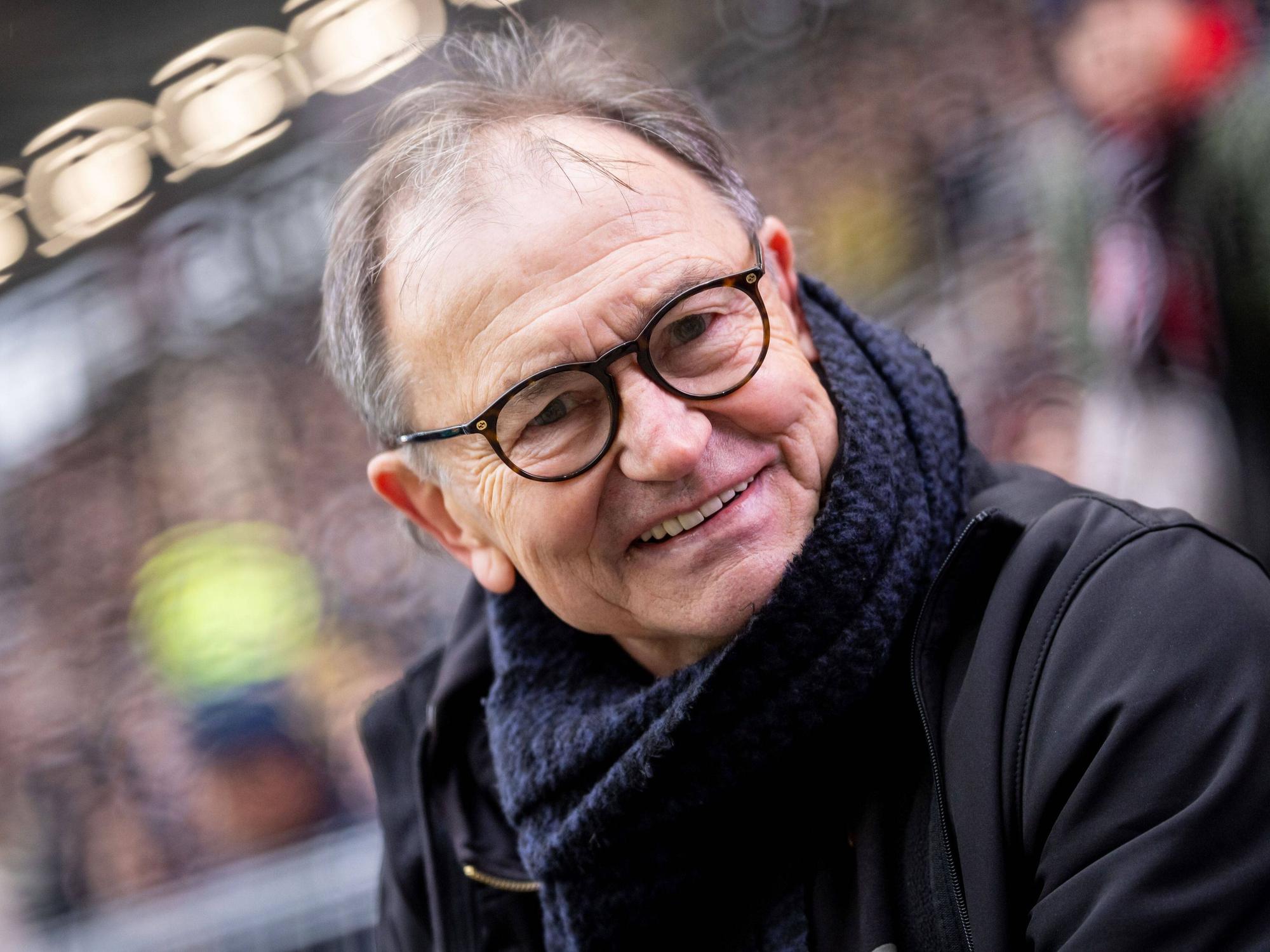 Ewald Lienen mit Brille. Er lächelt in die Kamera.
