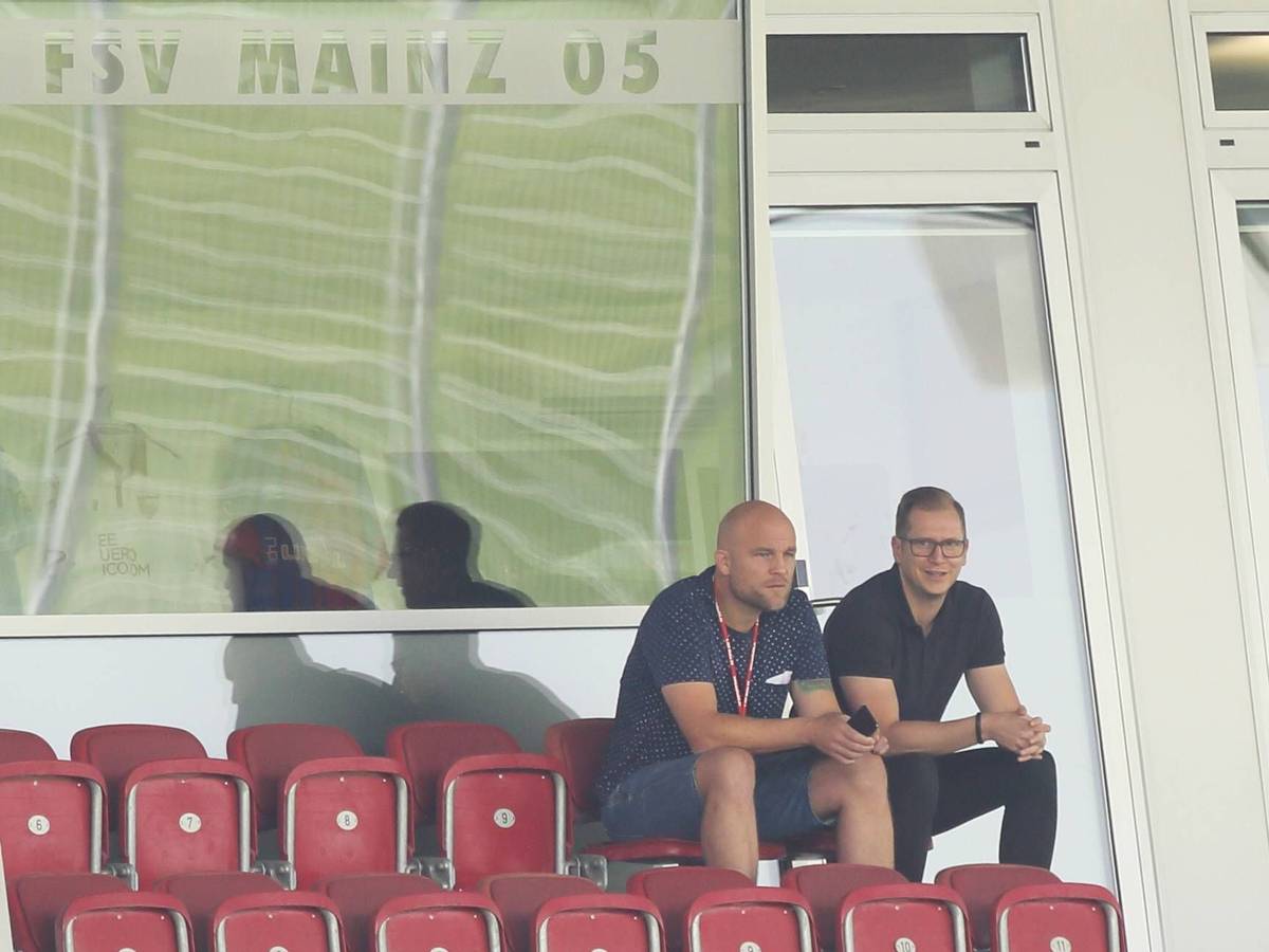Rouven Schröder und Andre Hechelmann sitzen nebeneinander auf der Tribüne.