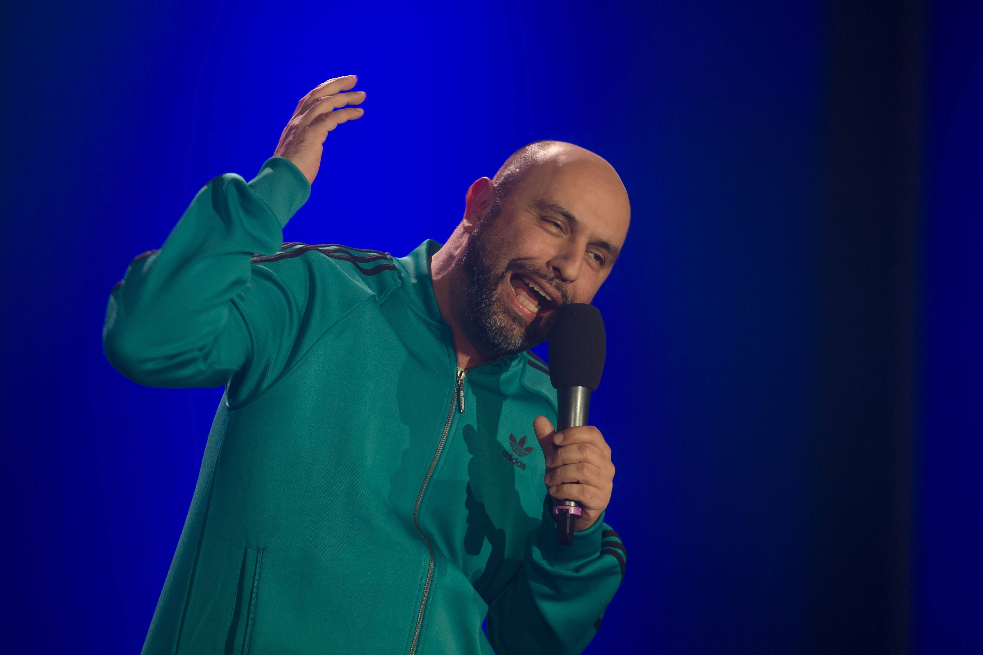 Serdar Somuncu gestikuliert auf der Bühne.