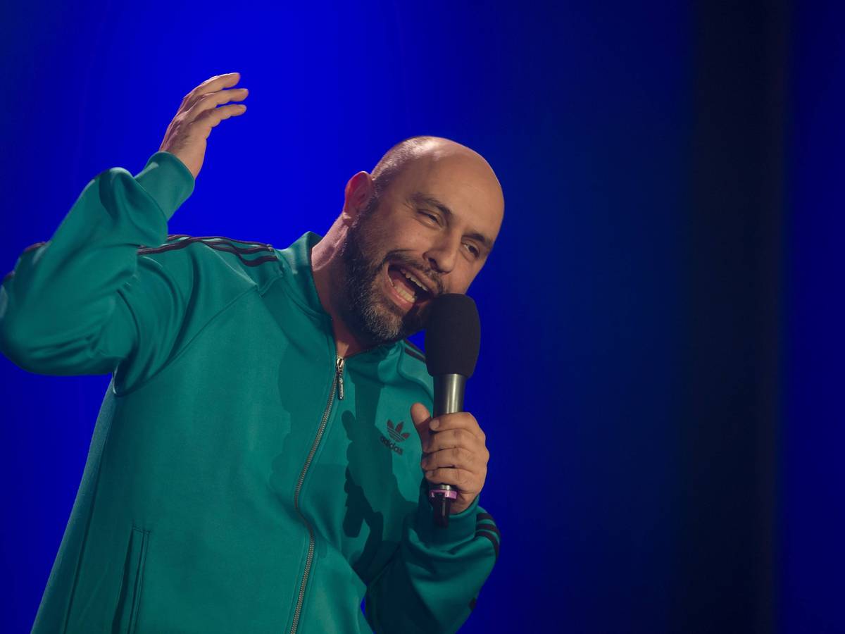 Serdar Somuncu gestikuliert auf der Bühne.