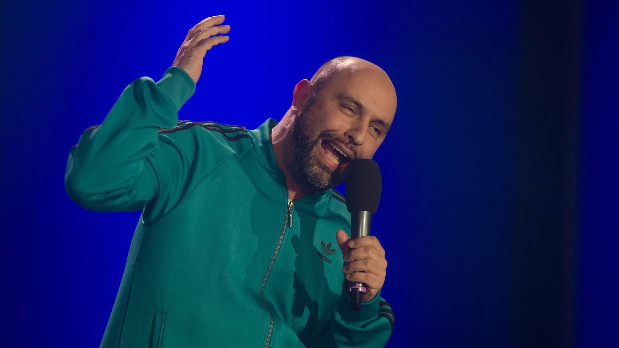 Serdar Somuncu gestikuliert auf der Bühne.