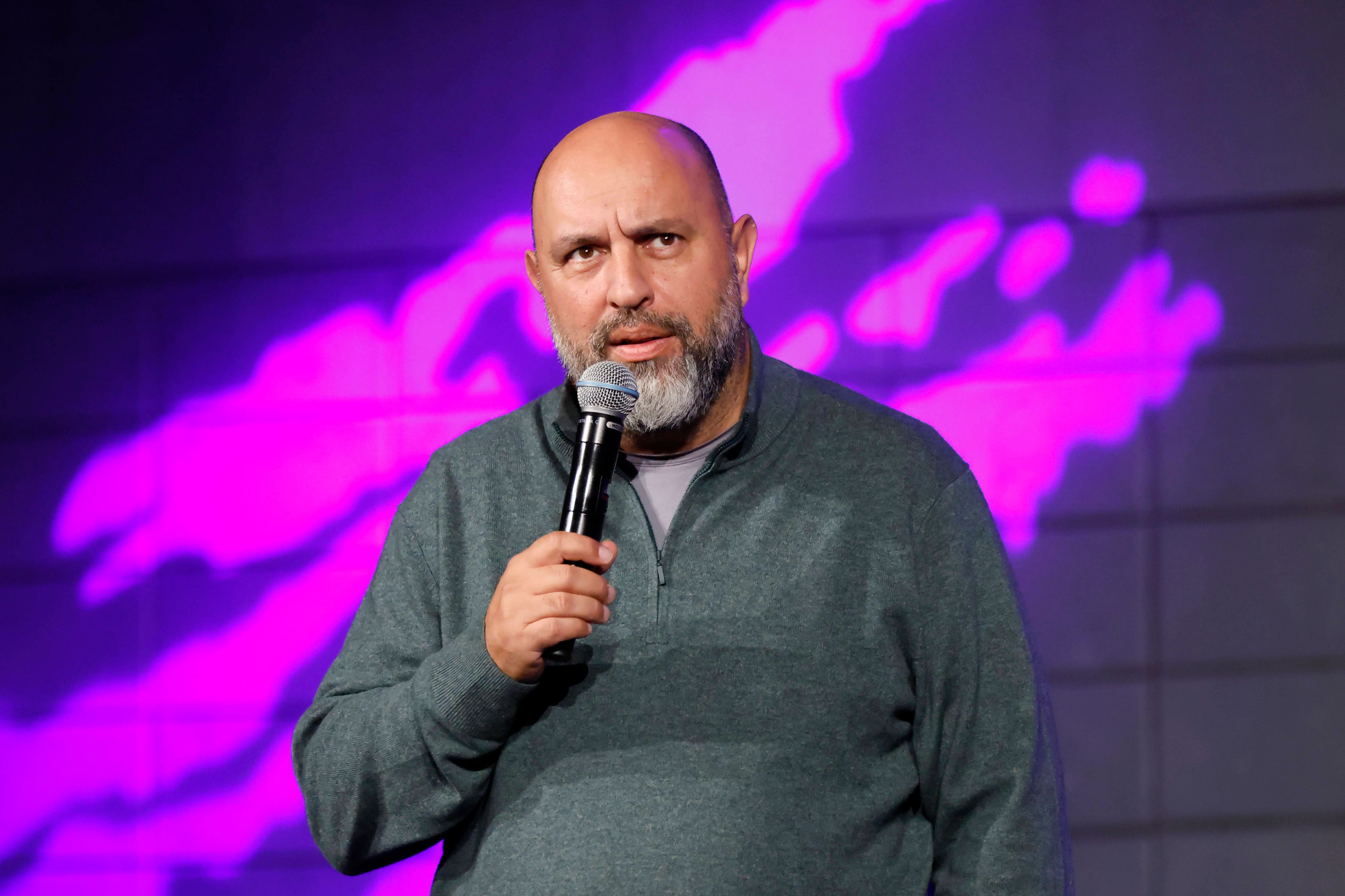 Serdar Somuncu bei einem Comedy-Auftritt auf der Bühne.