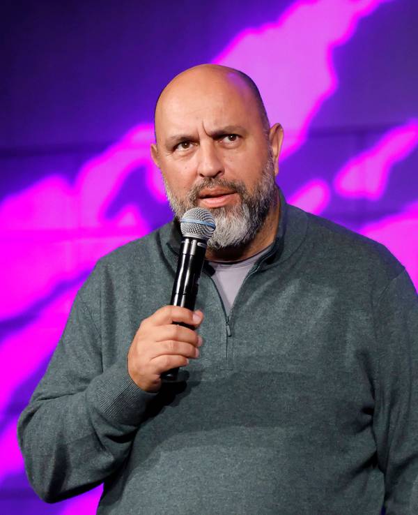 Serdar Somuncu bei einem Comedy-Auftritt auf der Bühne.