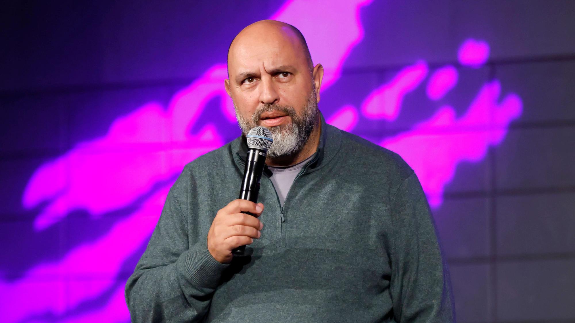 Serdar Somuncu bei einem Comedy-Auftritt auf der Bühne.
