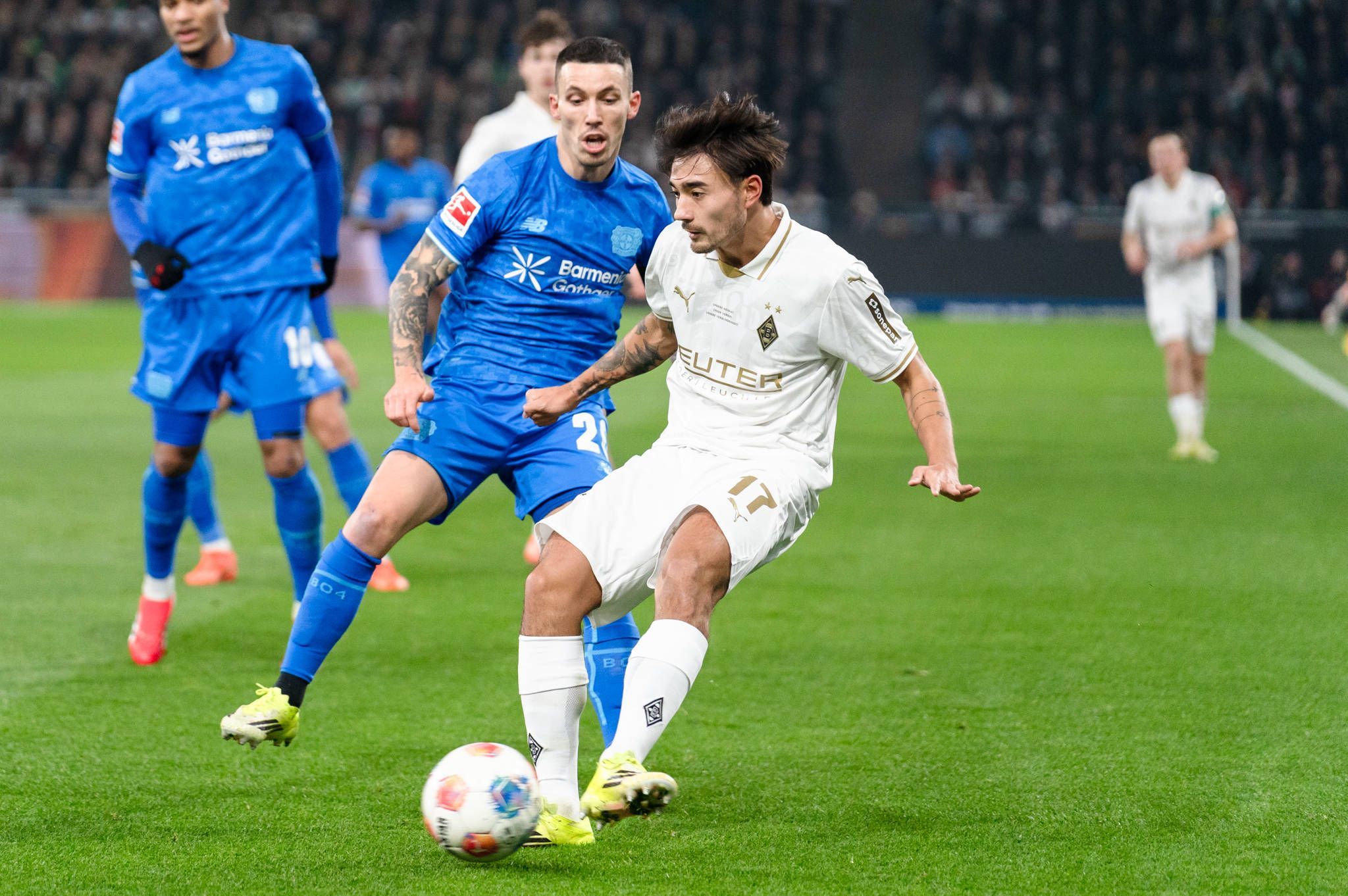 Gladbachs Jens Castrop behauptet den Ball gegen Leverkusens Alejandro Grimaldo.