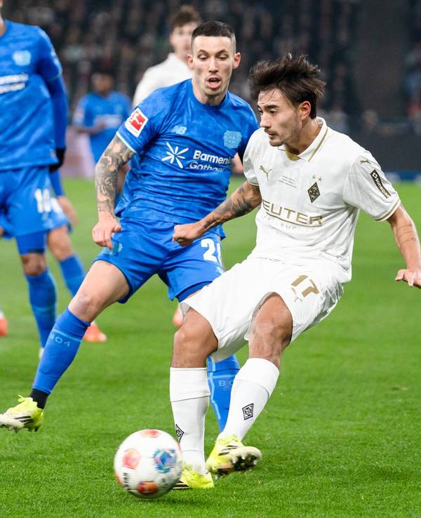 Gladbachs Jens Castrop behauptet den Ball gegen Leverkusens Alejandro Grimaldo.