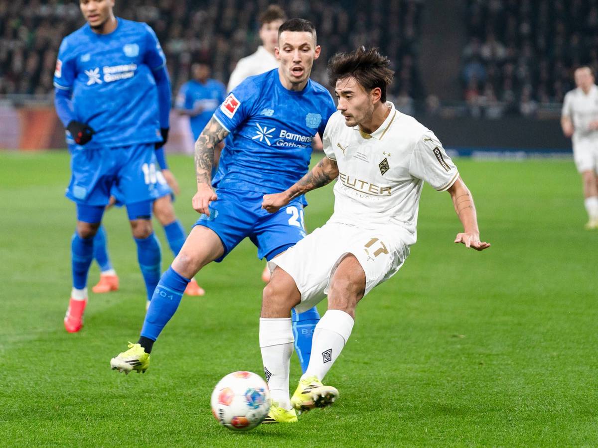 Gladbachs Jens Castrop behauptet den Ball gegen Leverkusens Alejandro Grimaldo.