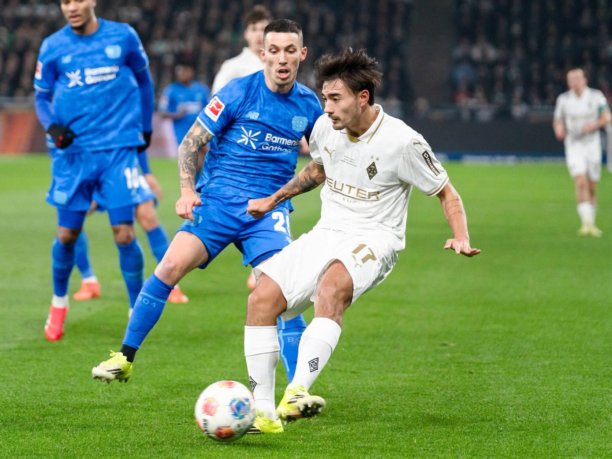 Gladbachs Jens Castrop behauptet den Ball gegen Leverkusens Alejandro Grimaldo.