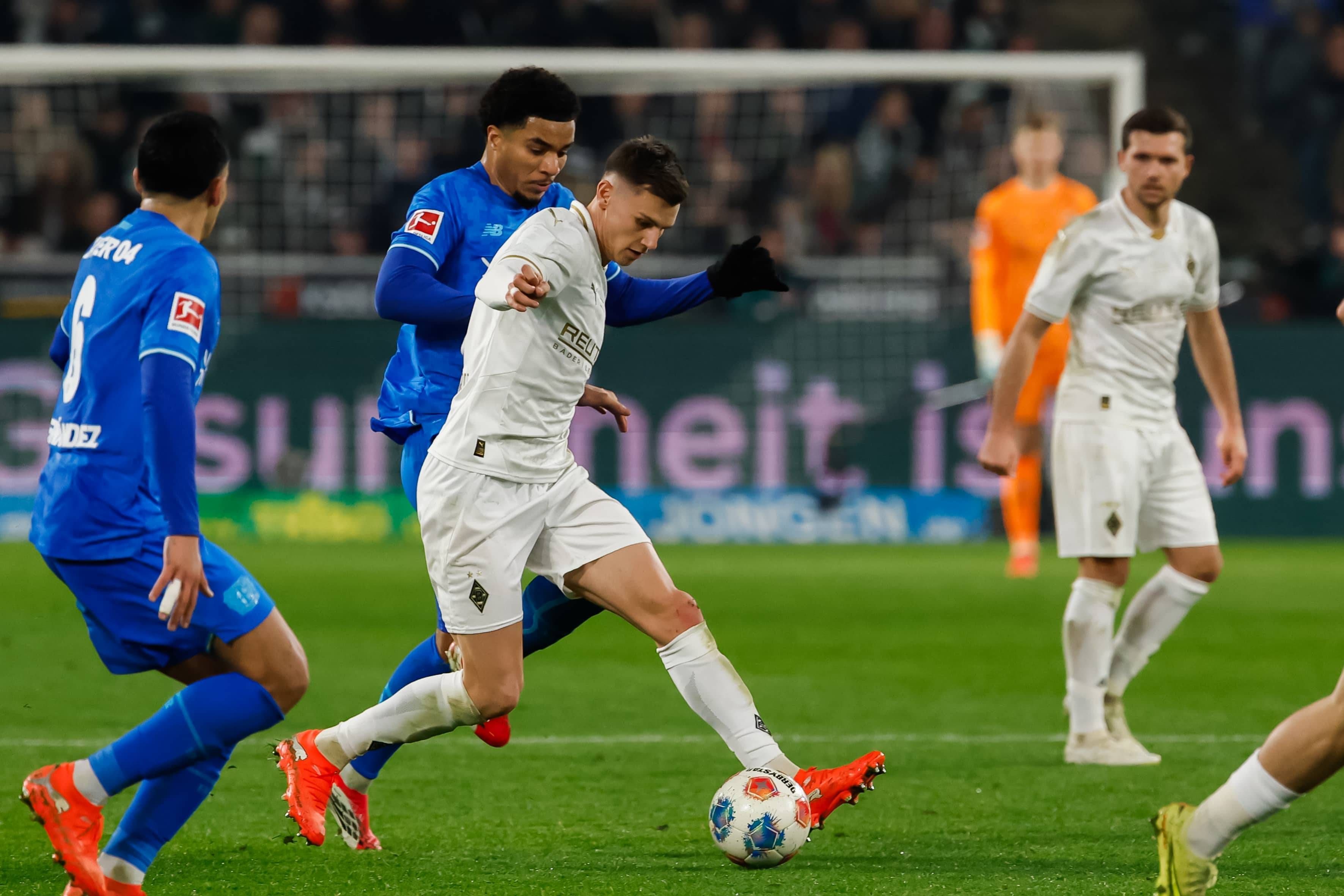 Yannik Engelhardt und Malik Tillman im Zweikampf