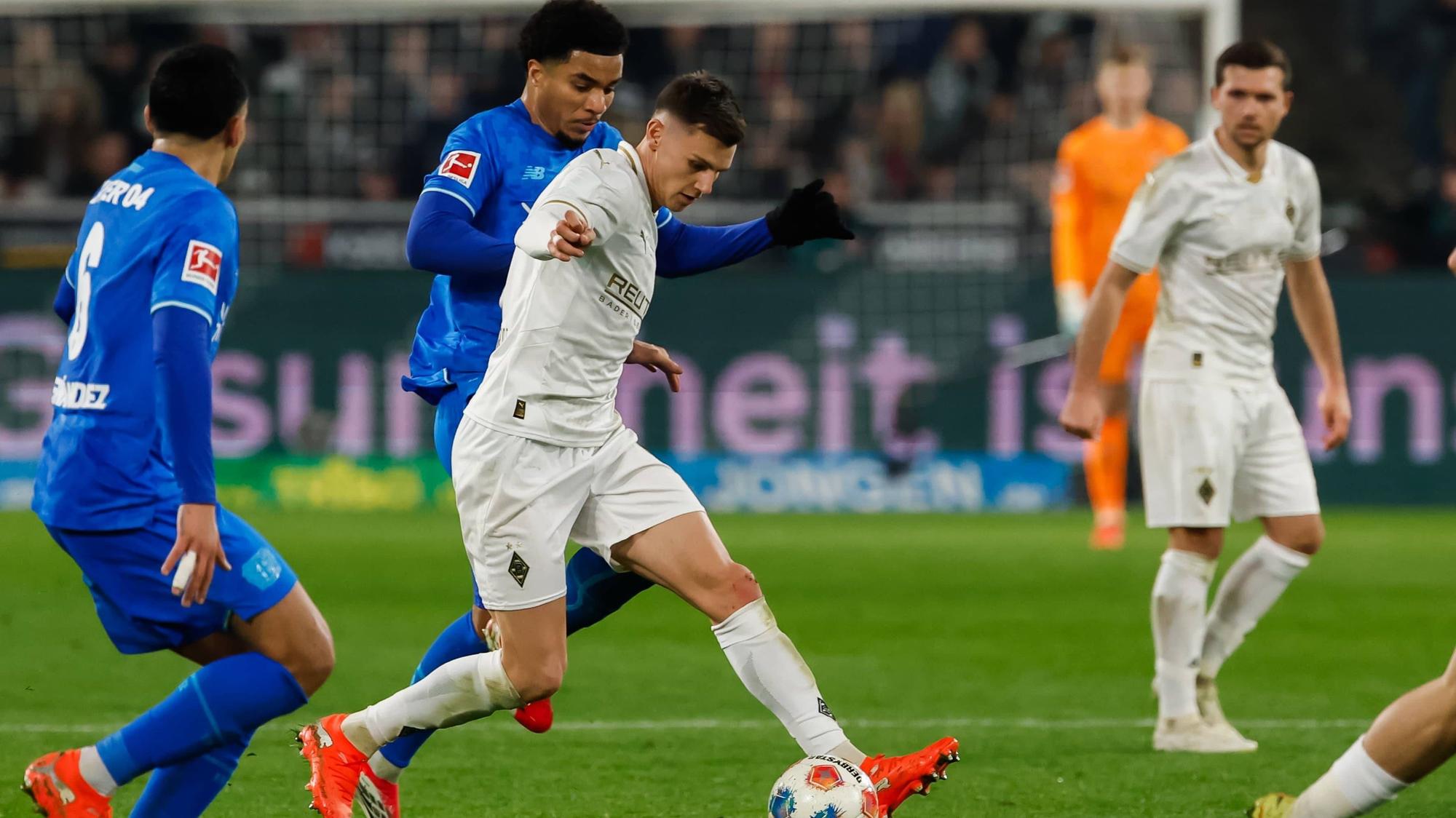 Yannik Engelhardt und Malik Tillman im Zweikampf