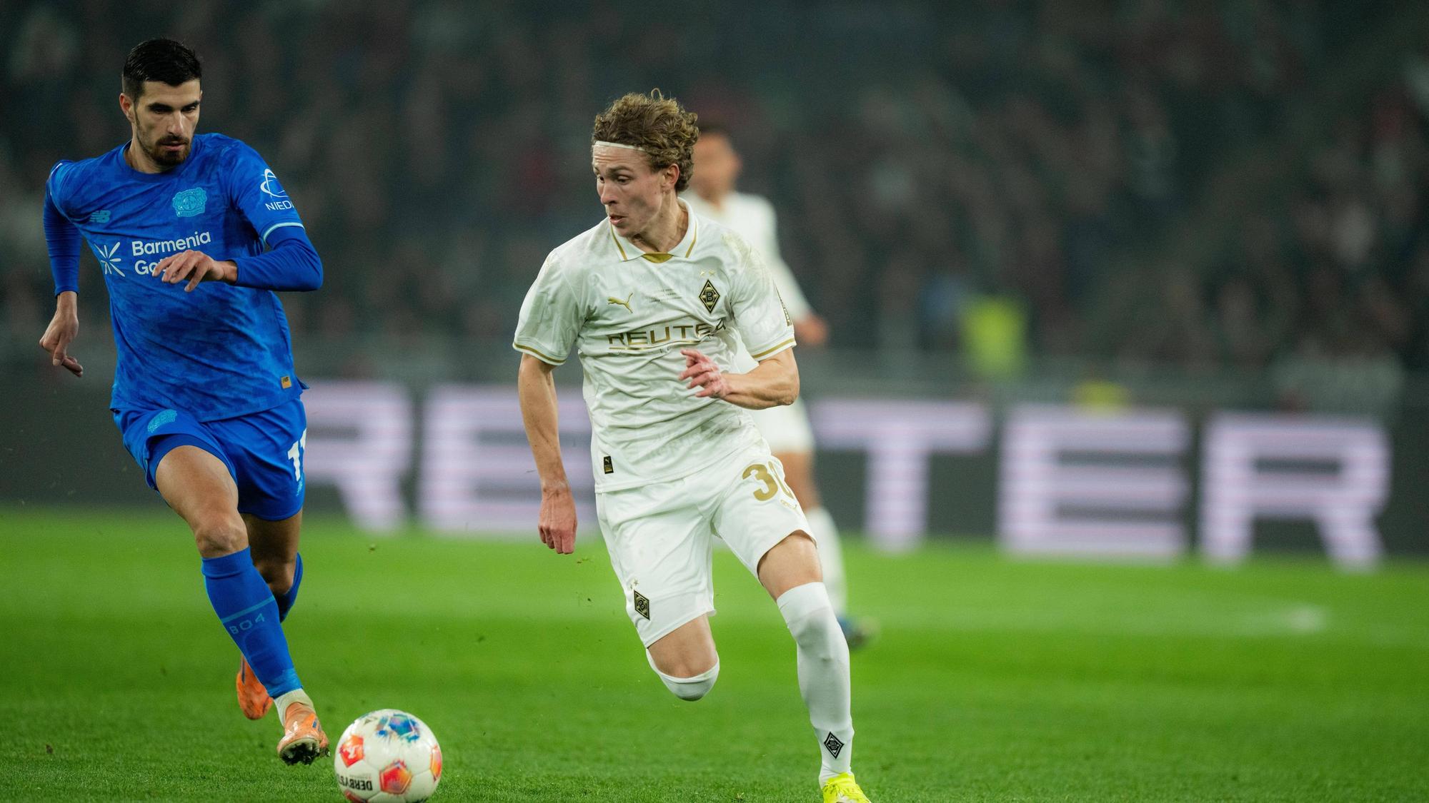 Hugo Bolin dribbelt im Trikot von Borussia Mönchengladbach.