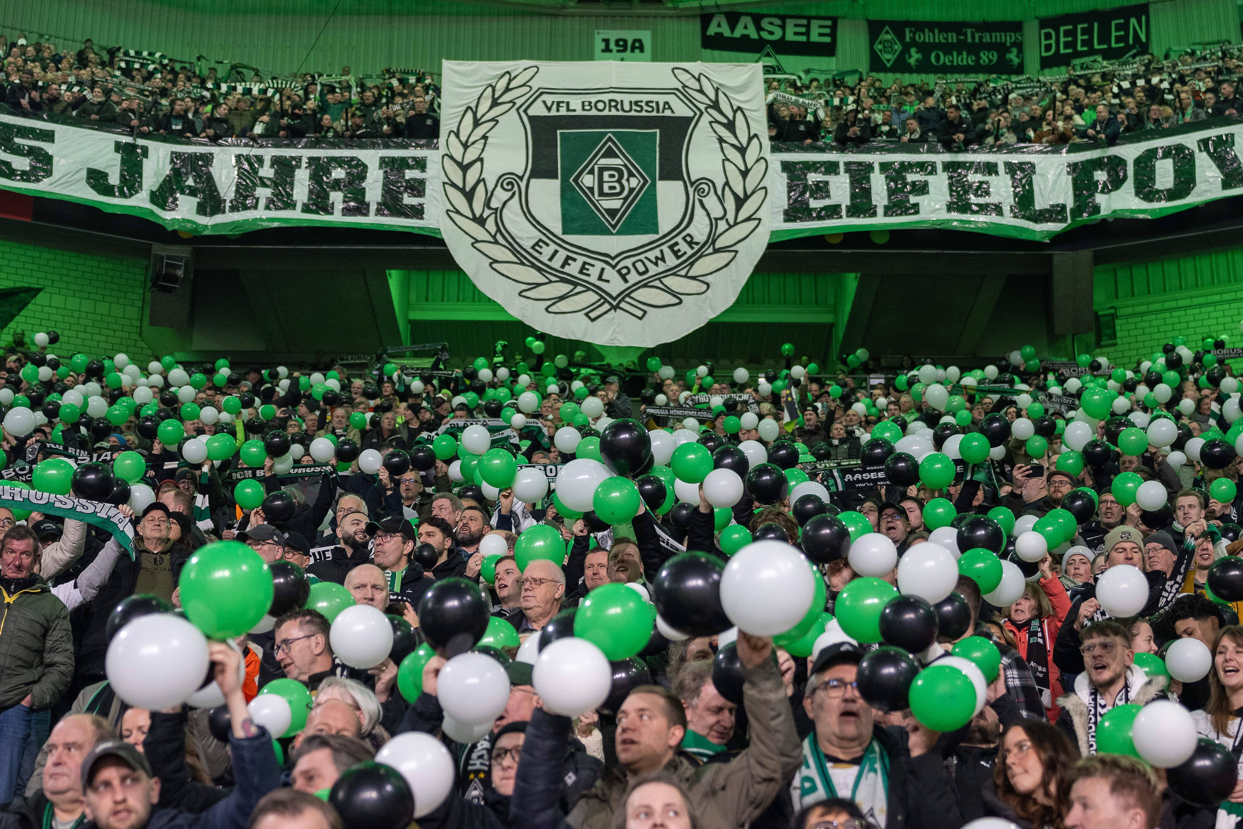 Blick auf die Tribüne mit den Fans von Borussia Mönchengladbach.