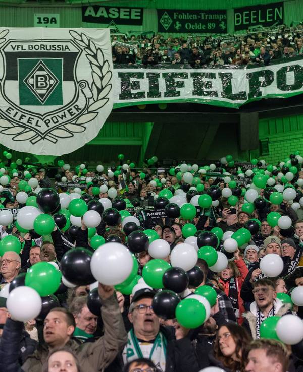 Blick auf die Tribüne mit den Fans von Borussia Mönchengladbach.
