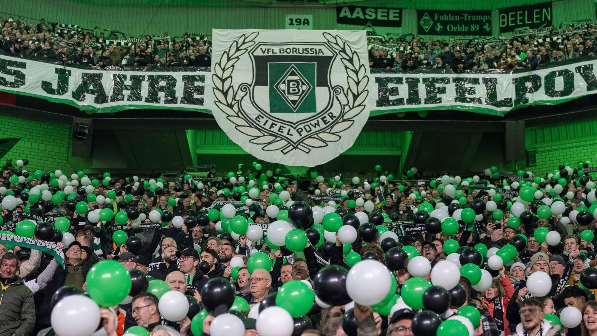 Blick auf die Tribüne mit den Fans von Borussia Mönchengladbach.