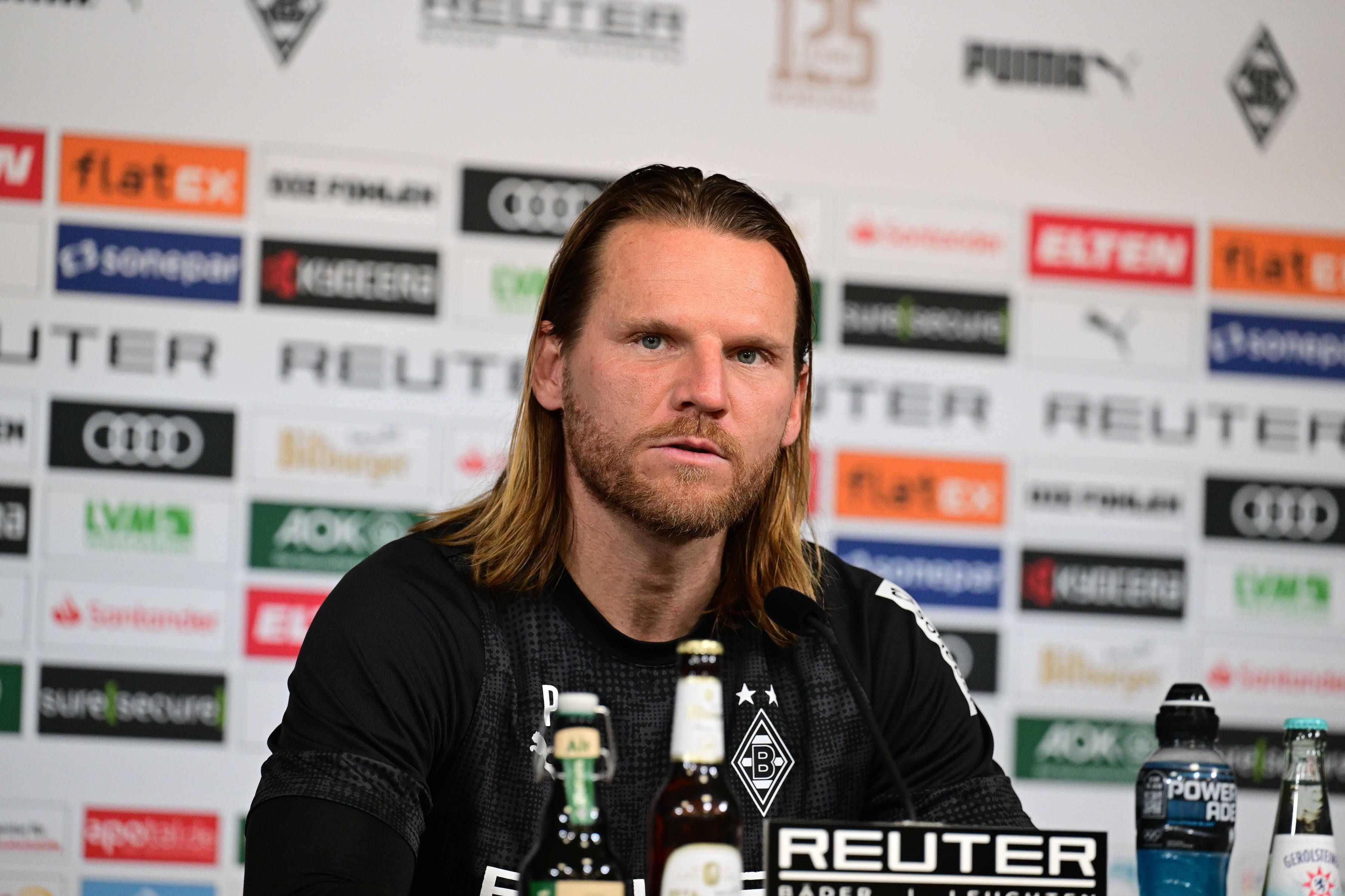 Eugen Polanski sitzt mit nassen und offenen Haaren auf einer Pressekonferenz von Borussia Mönchengladbach.