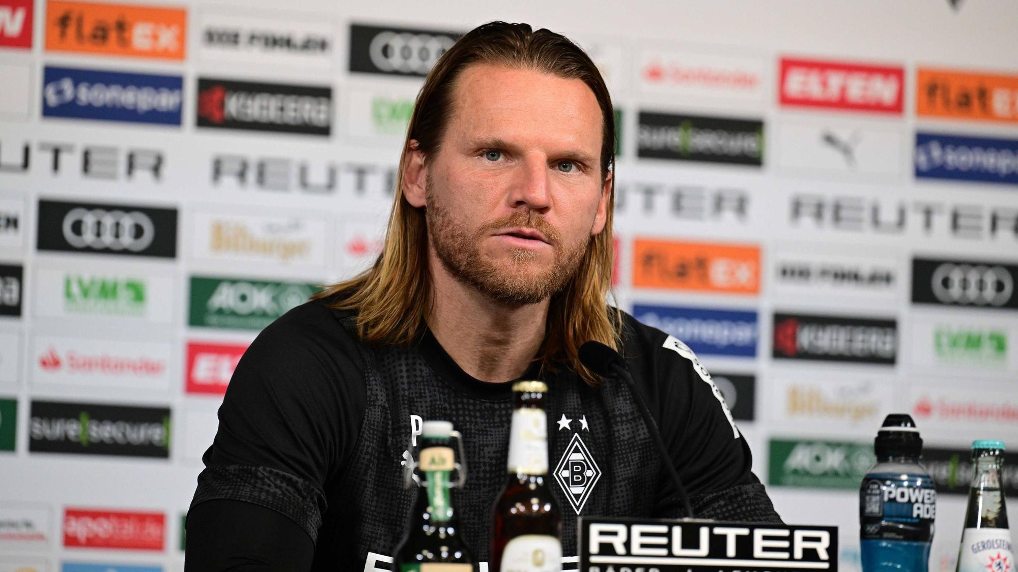 Eugen Polanski sitzt mit nassen und offenen Haaren auf einer Pressekonferenz von Borussia Mönchengladbach.