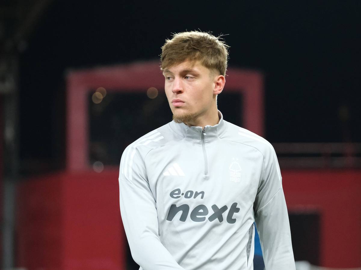 Luca Netz beim Aufwärmprogramm vor einem Spiel von Nottingham Forest.