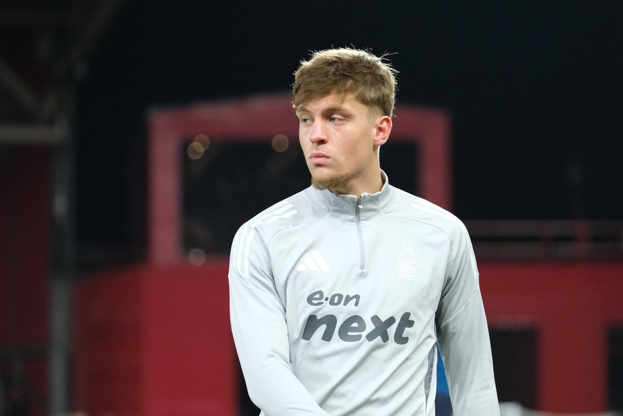 Luca Netz beim Aufwärmprogramm vor einem Spiel von Nottingham Forest.