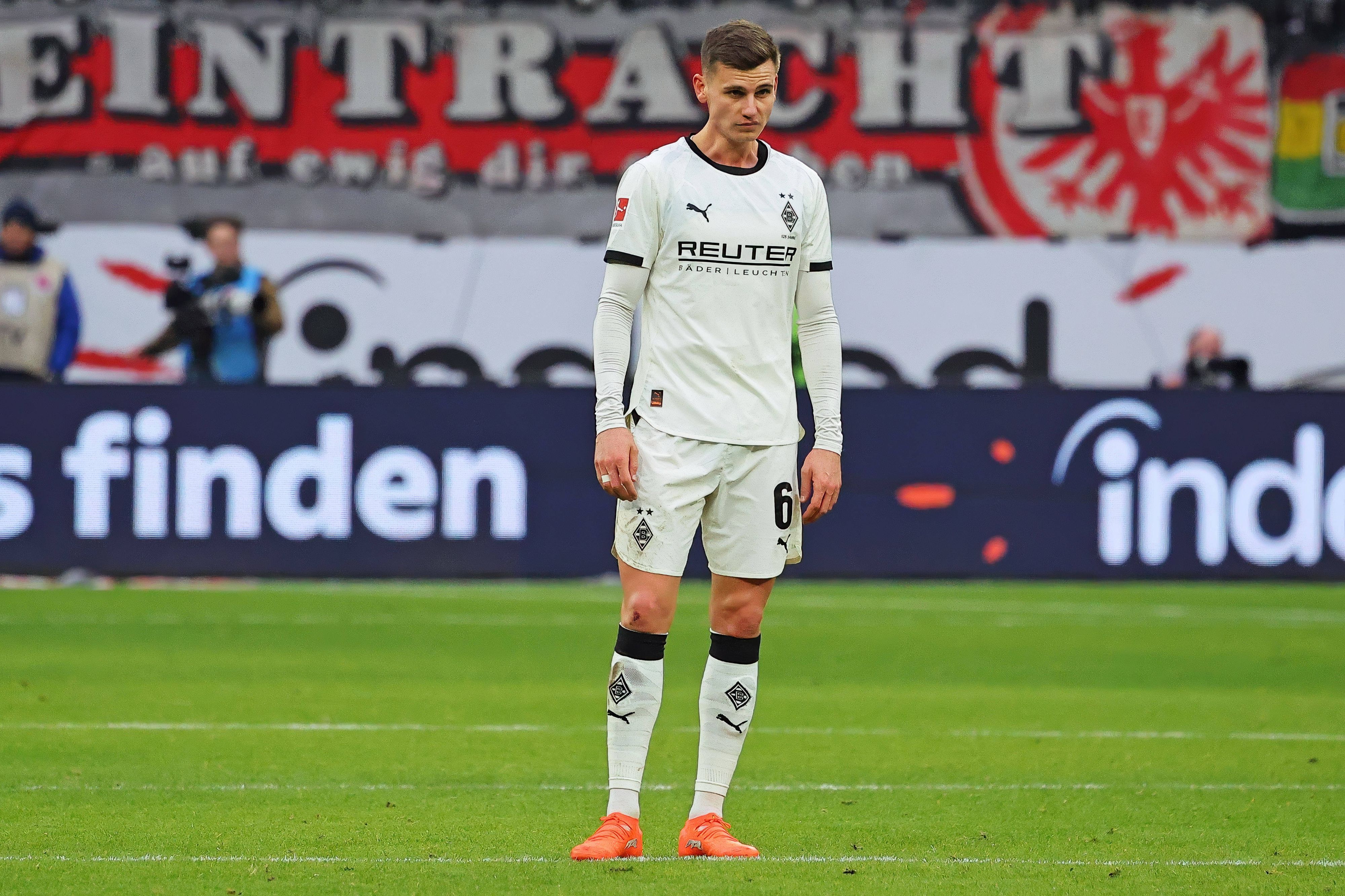 Yannik Engelhardt steht auf dem Spielfeld