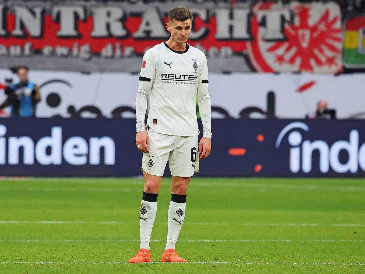 Yannik Engelhardt steht auf dem Spielfeld