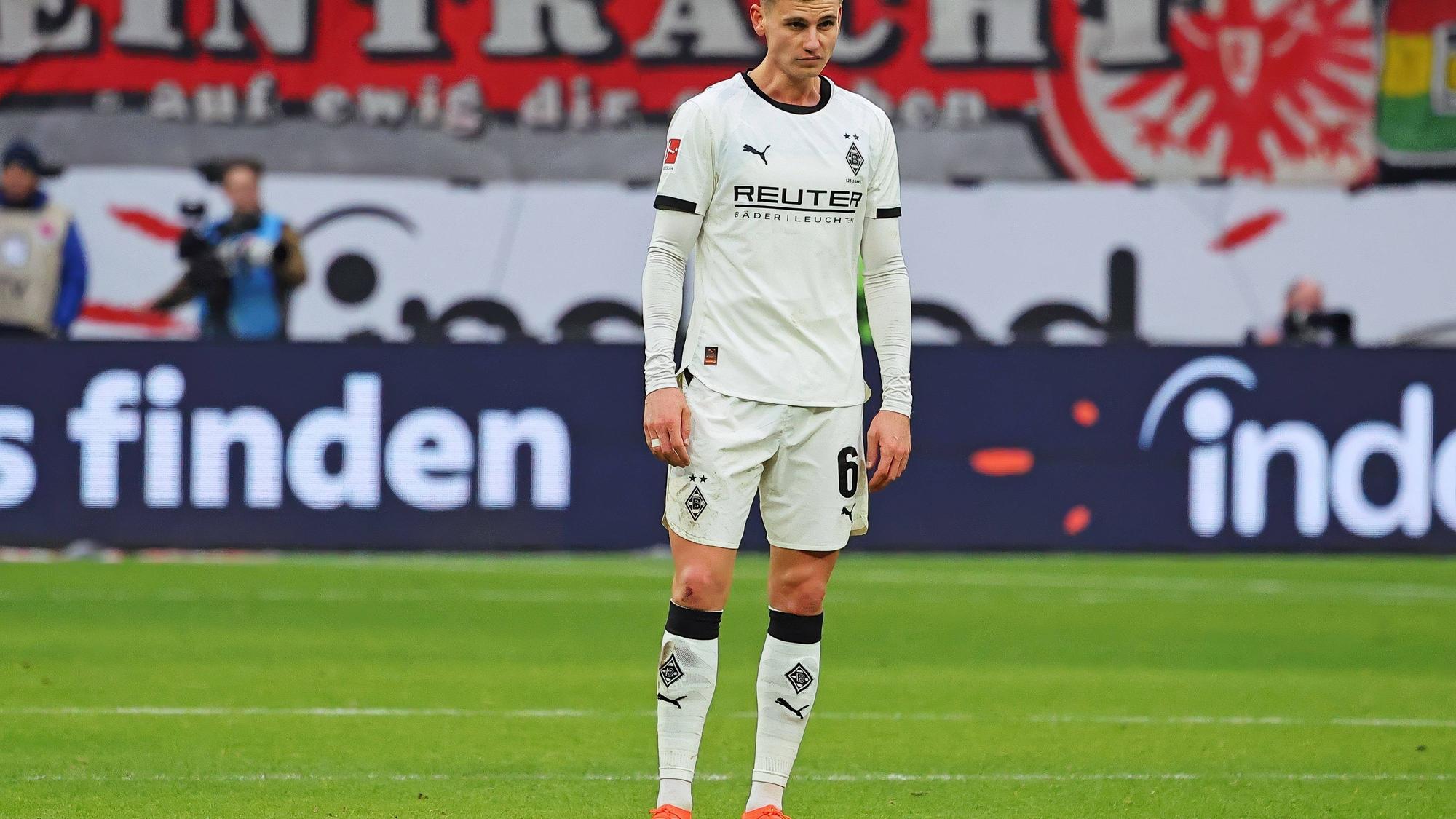 Yannik Engelhardt steht auf dem Spielfeld