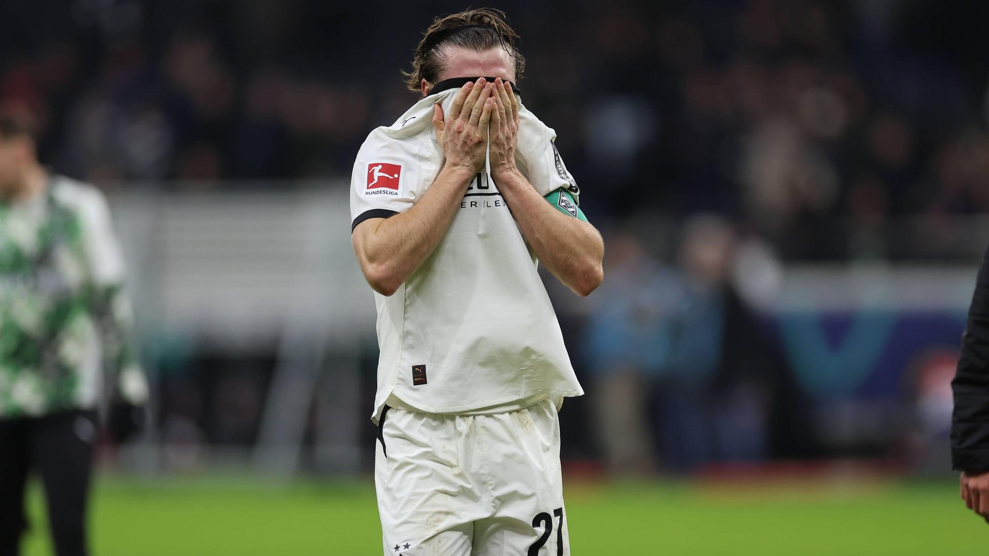 Rocco Reitz schlägt die Hände vors Gesicht.