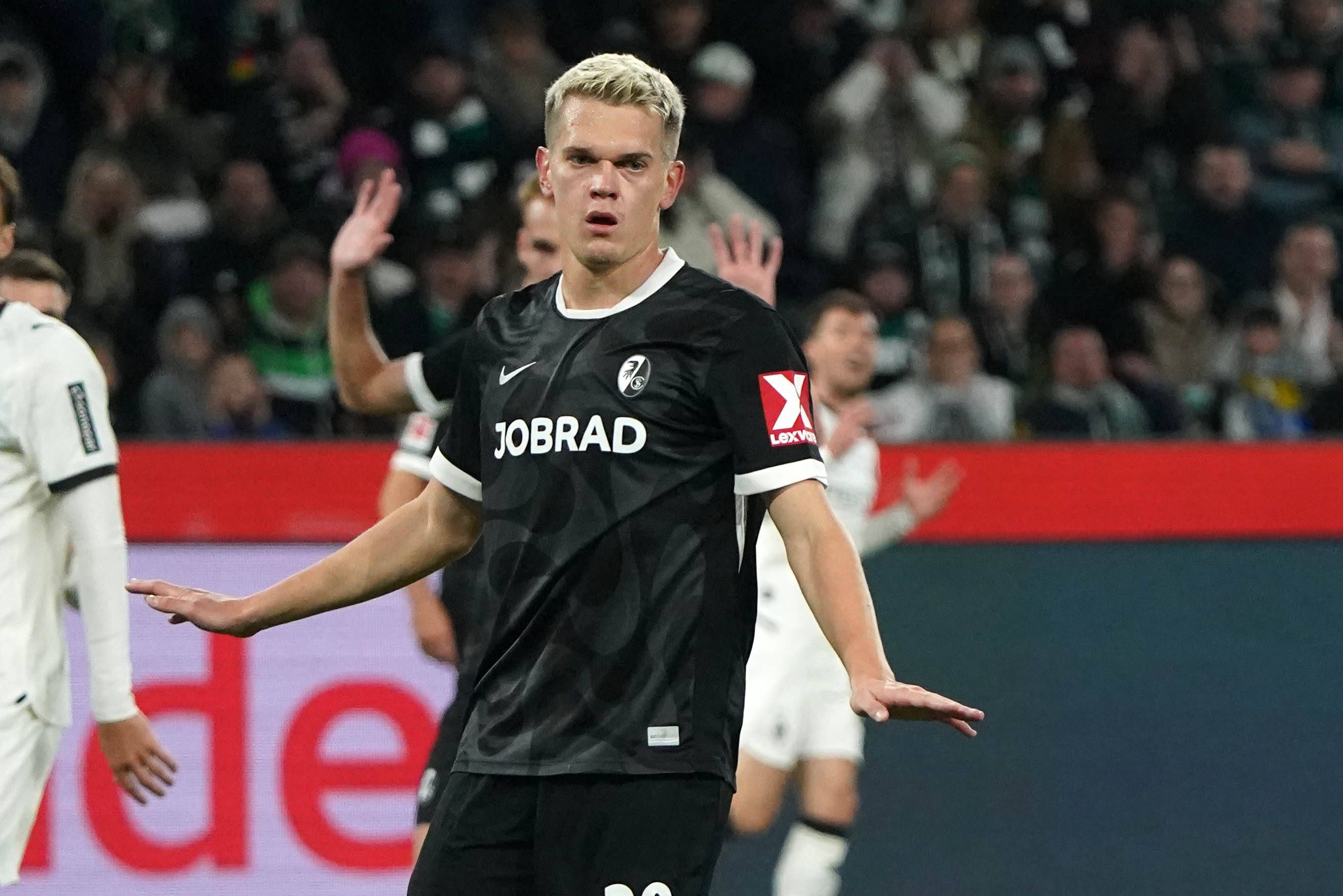 Matthias Ginter gestikuliert im Spiel zwischen Borussia Mönchengladbach und dem SC Freiburg.