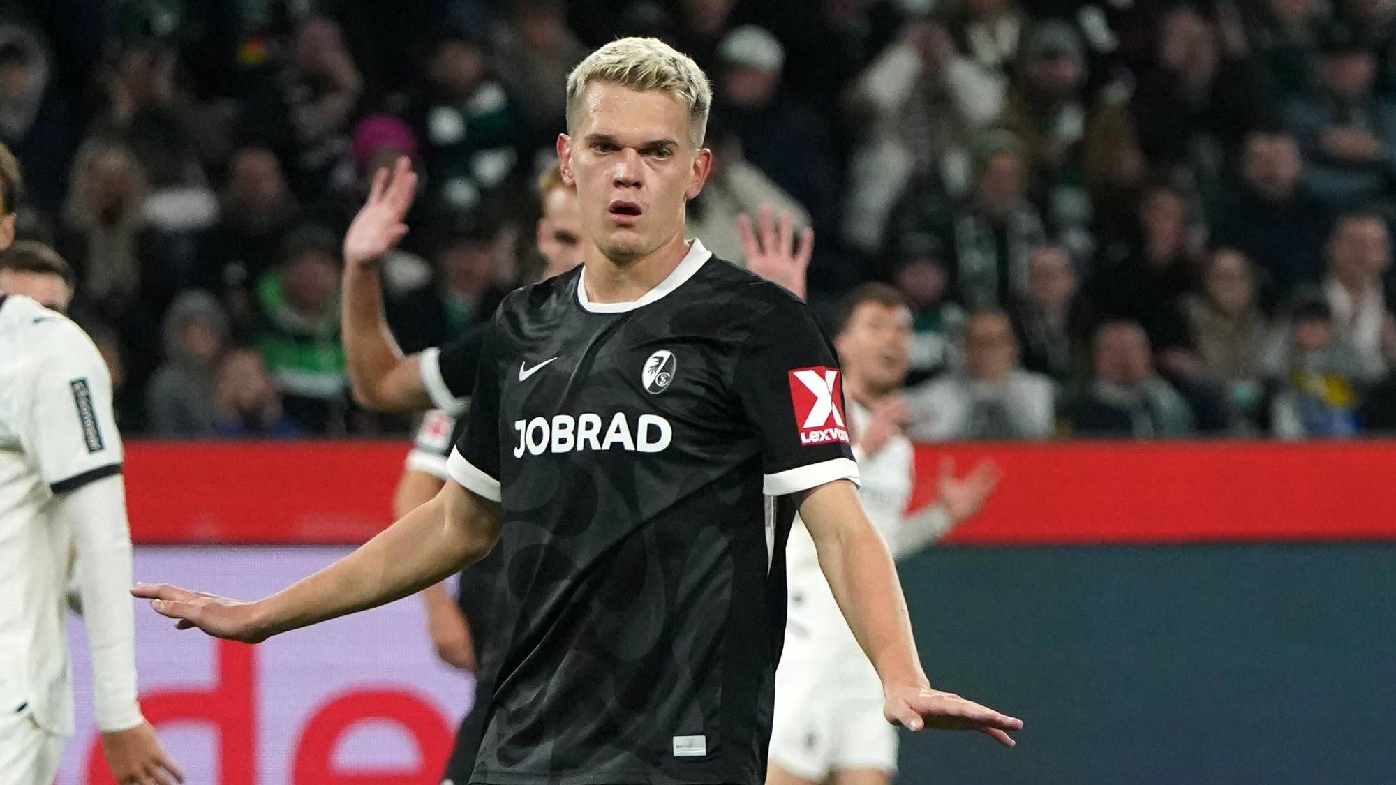Matthias Ginter gestikuliert im Spiel zwischen Borussia Mönchengladbach und dem SC Freiburg.