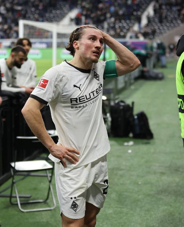 Rocco Reitz steht frustriert vor den Fans.