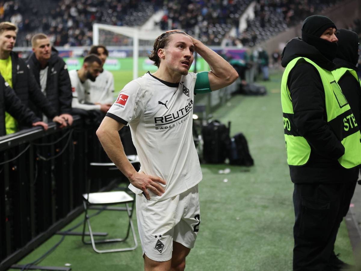 Rocco Reitz steht frustriert vor den Fans.