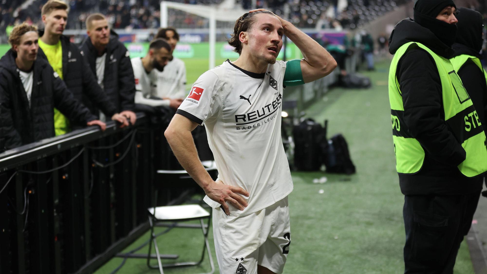 Rocco Reitz steht frustriert vor der Fankurve.