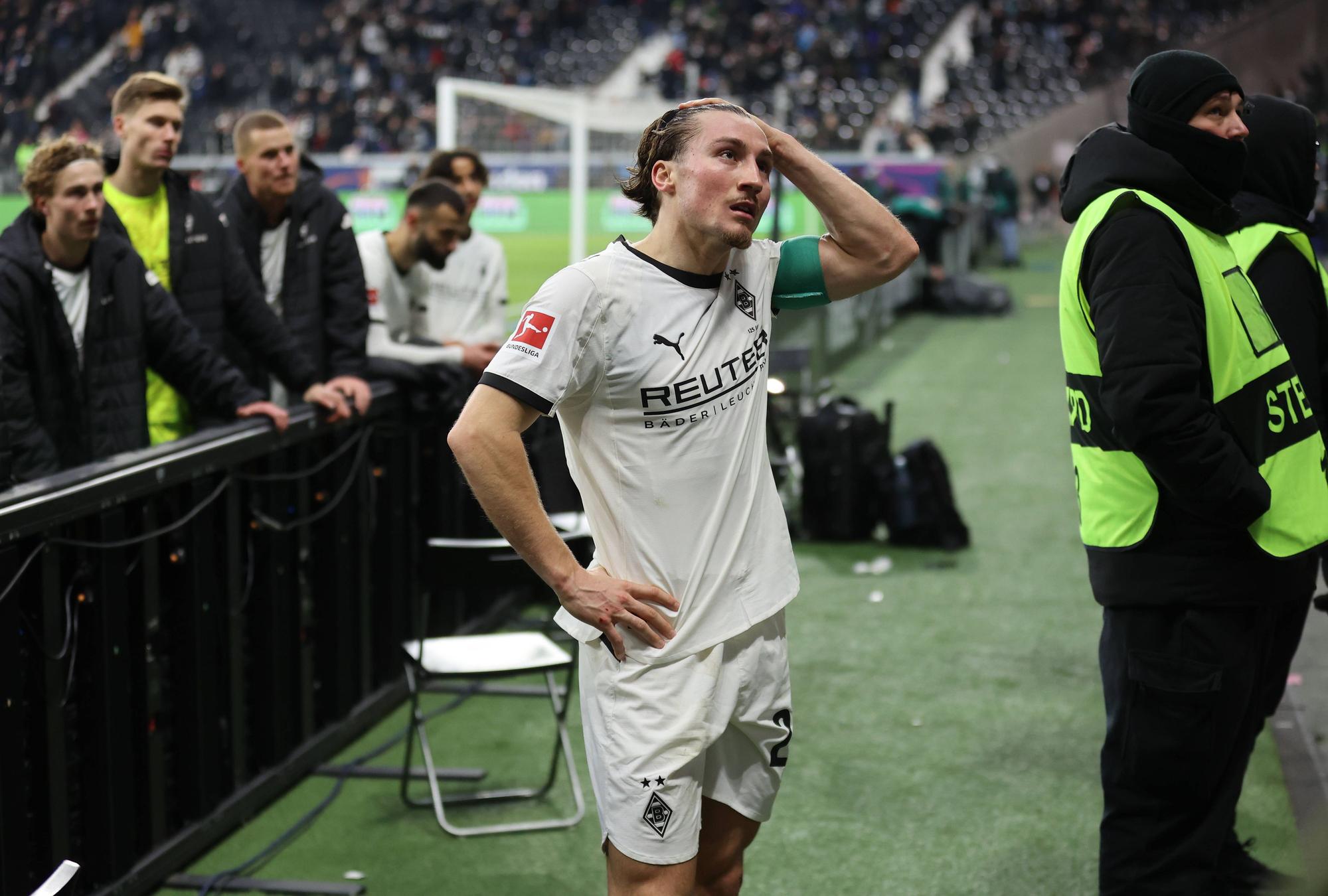 Rocco Reitz steht frustriert vor den Fans.