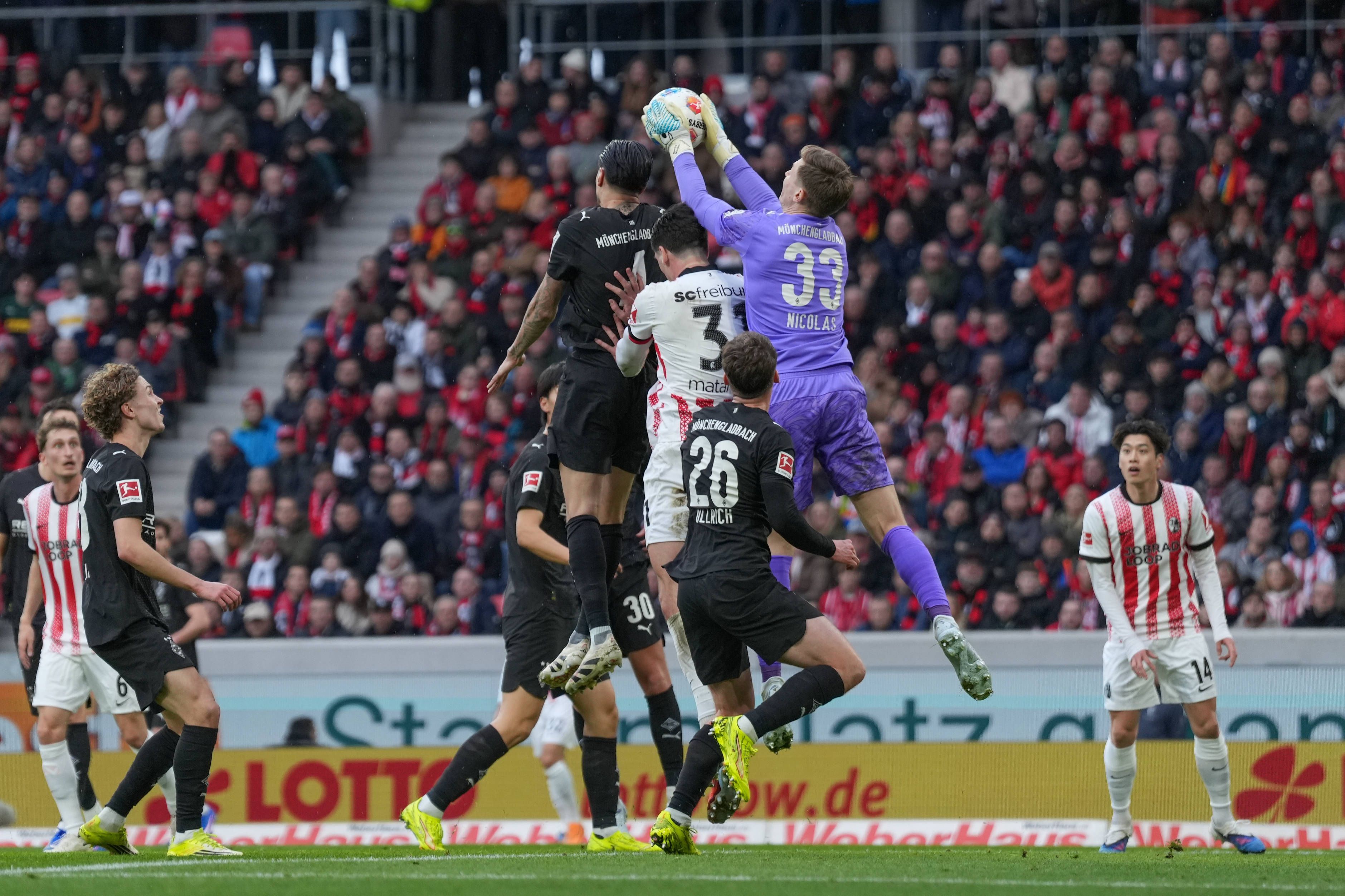 Gladbach-Torwart Moritz Nicolas fängt einen Ball im Getümmel vor seinem Tor.
